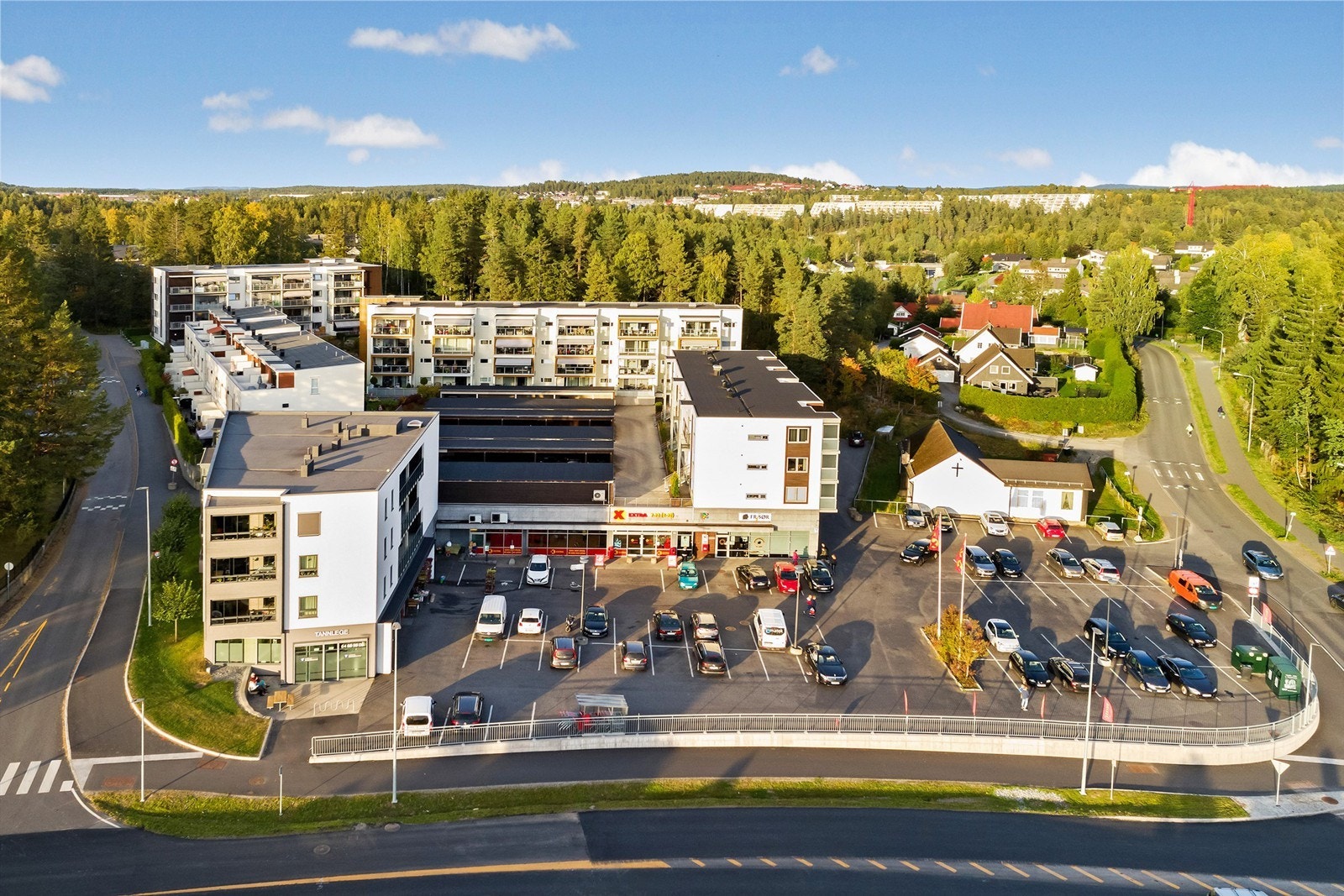 Nærsenter med dagligvarehandel ca. 1,3 km. fra boligen, men det er heller ikke mange minuttene i bil, så er du i Ski Galleribilde