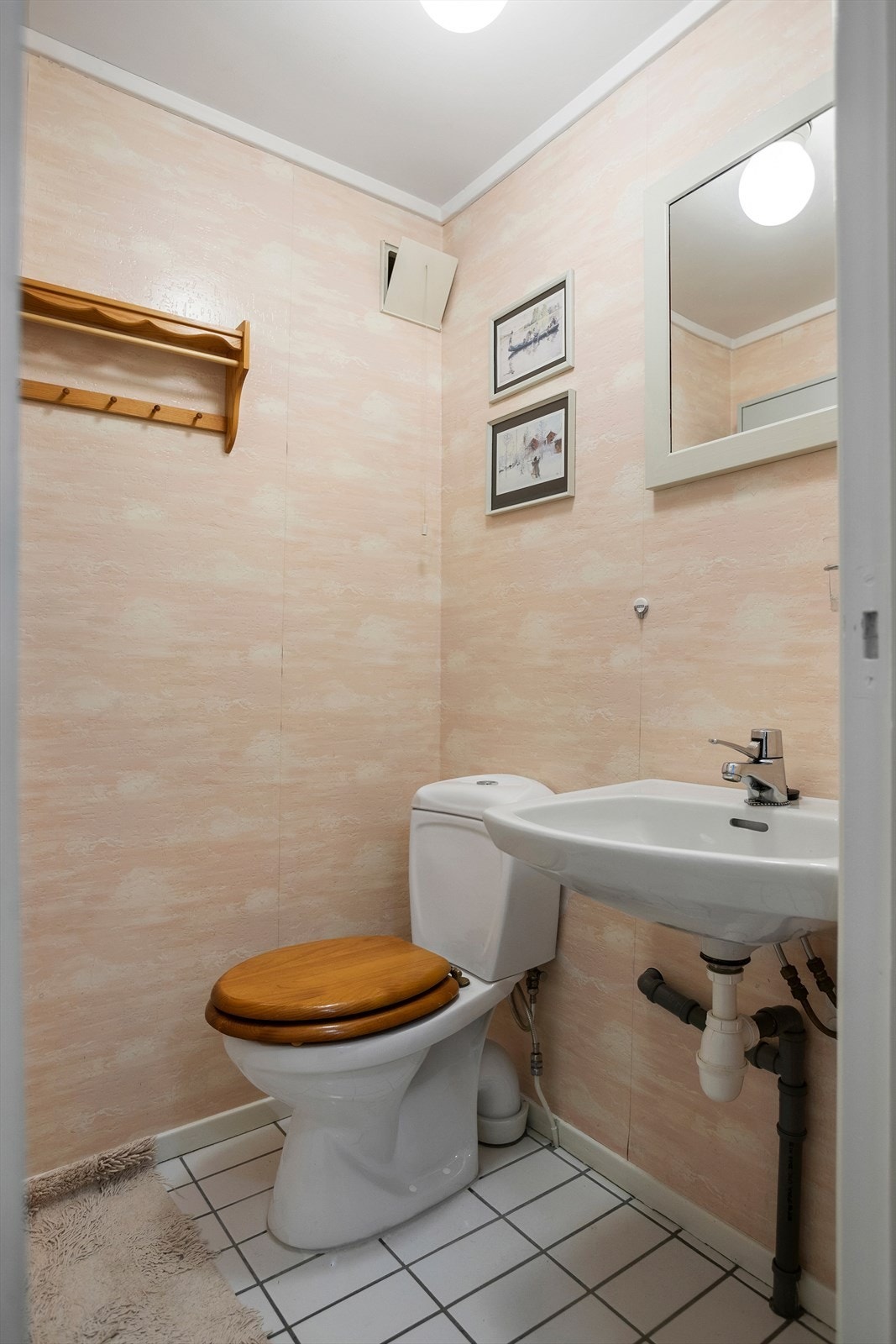 Wc-rom fra 1983 med flislagt gulv og gulvvarme Galleribilde