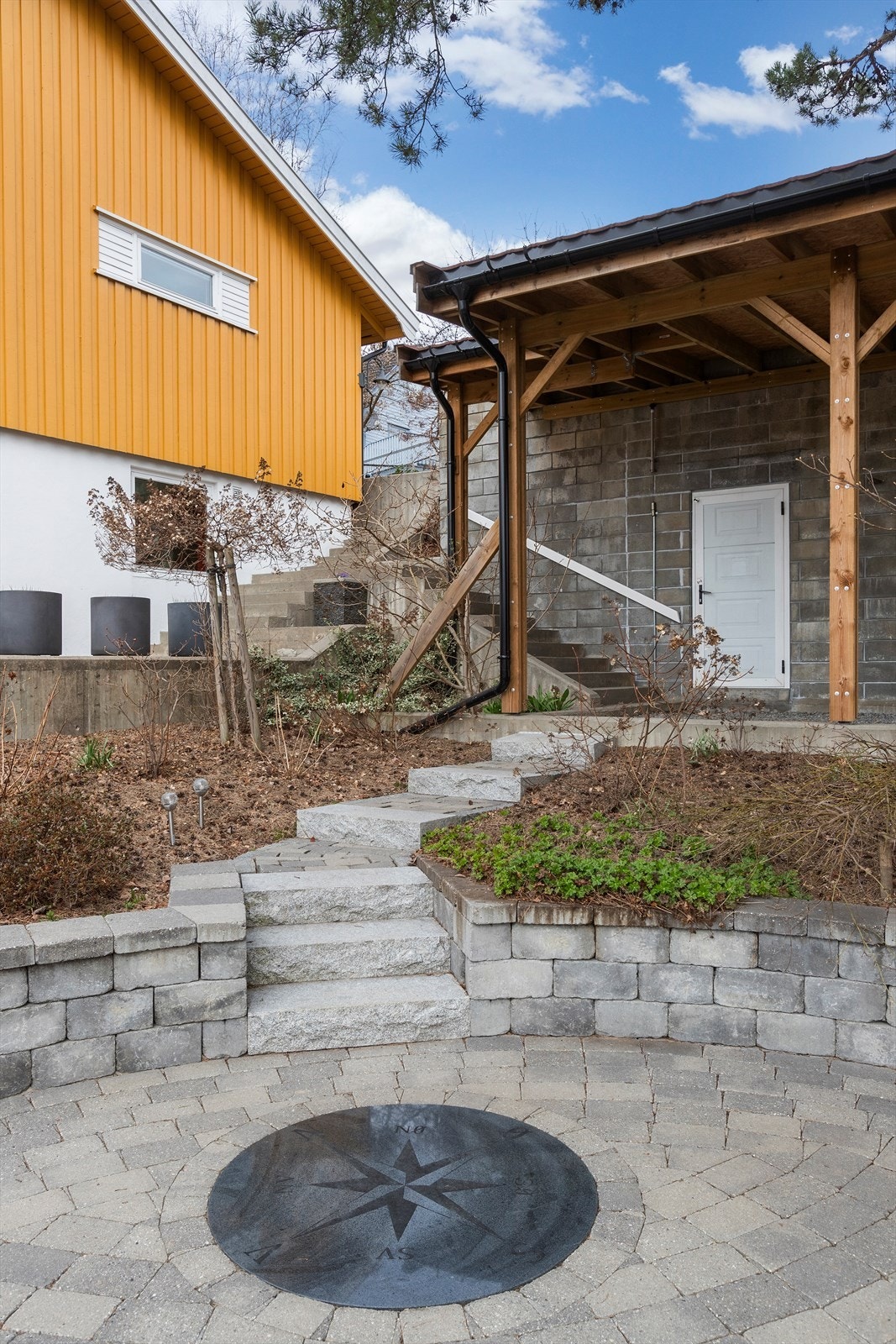 Eiendommen har en pent opparbeidet tomt Galleribilde