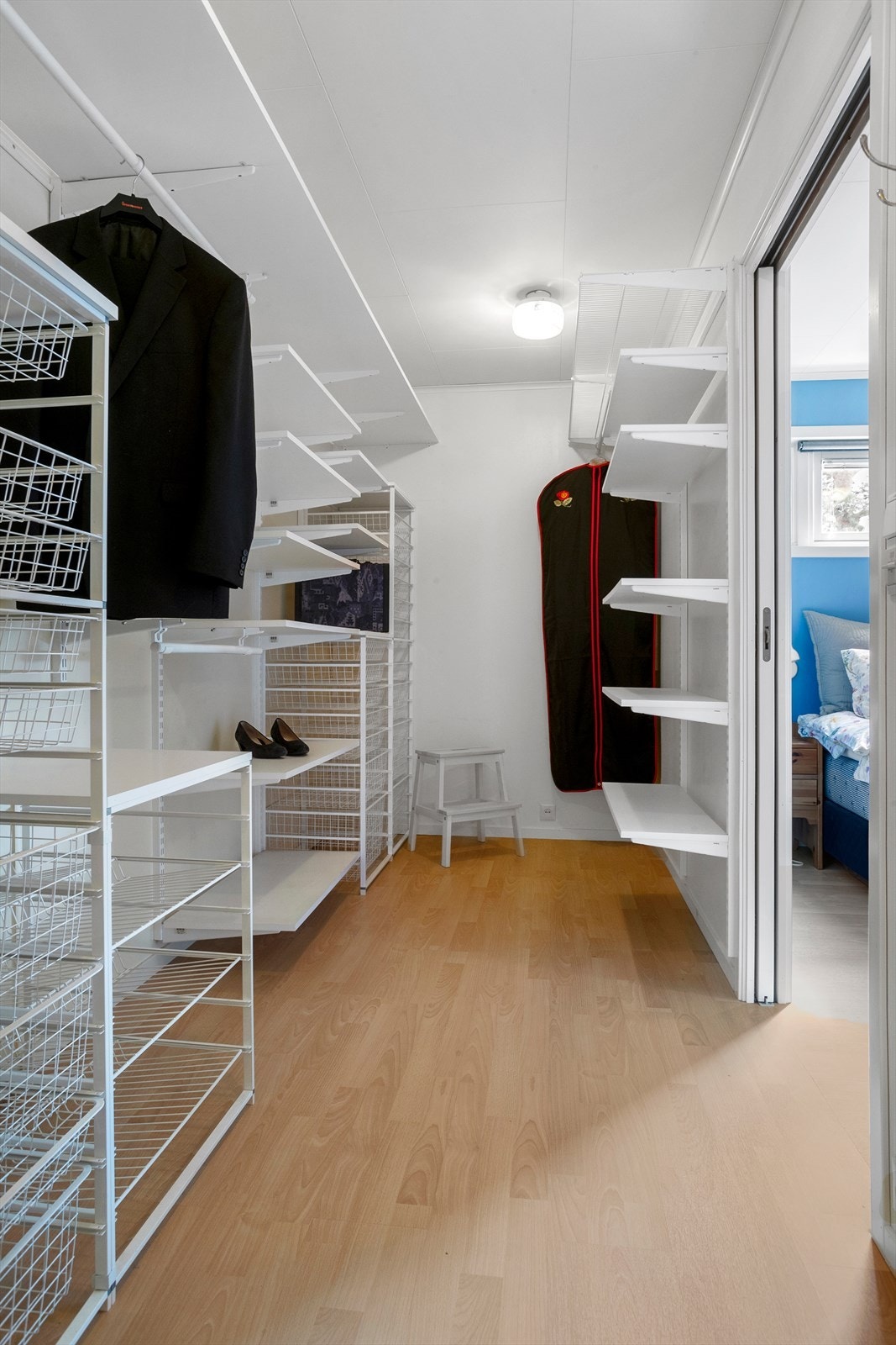 Det er skyvedør inn til romslig walk-in closet, som gir gode oppbevaringsmuligheter Galleribilde