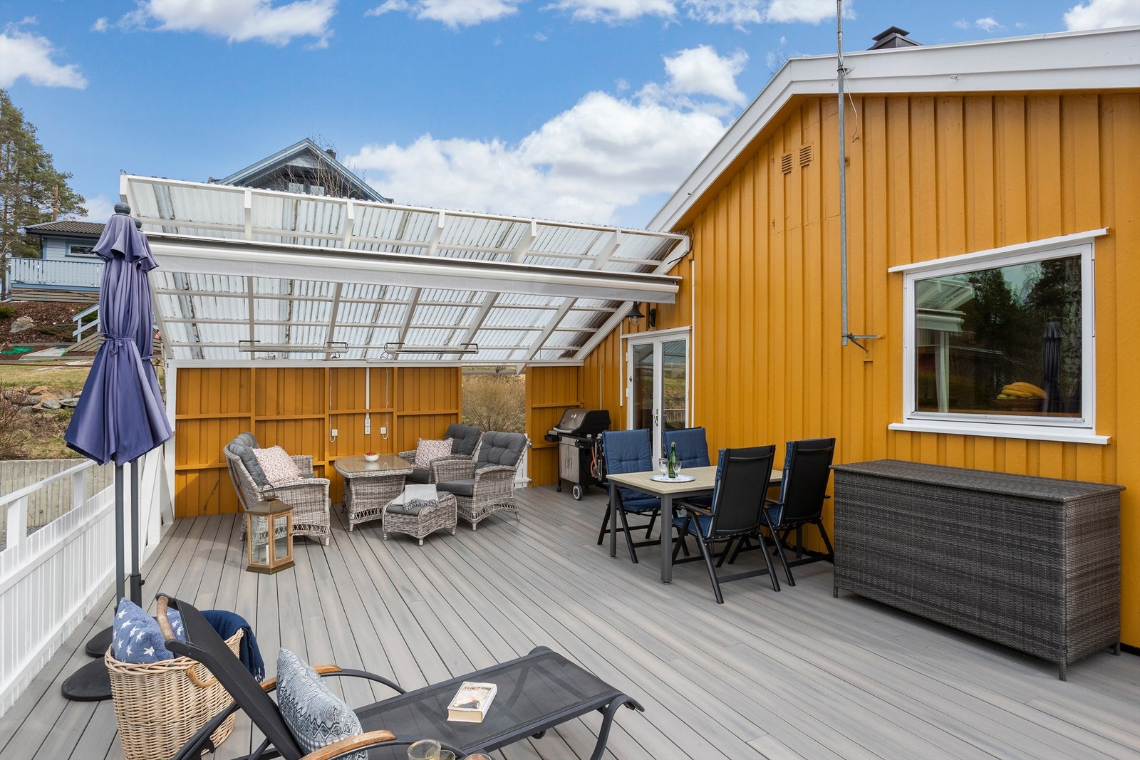 Terrassen er nordvestvendt og er på ca. 47 kvm med plass til både spisegruppe, sofagruppe og solsenger Galleribilde