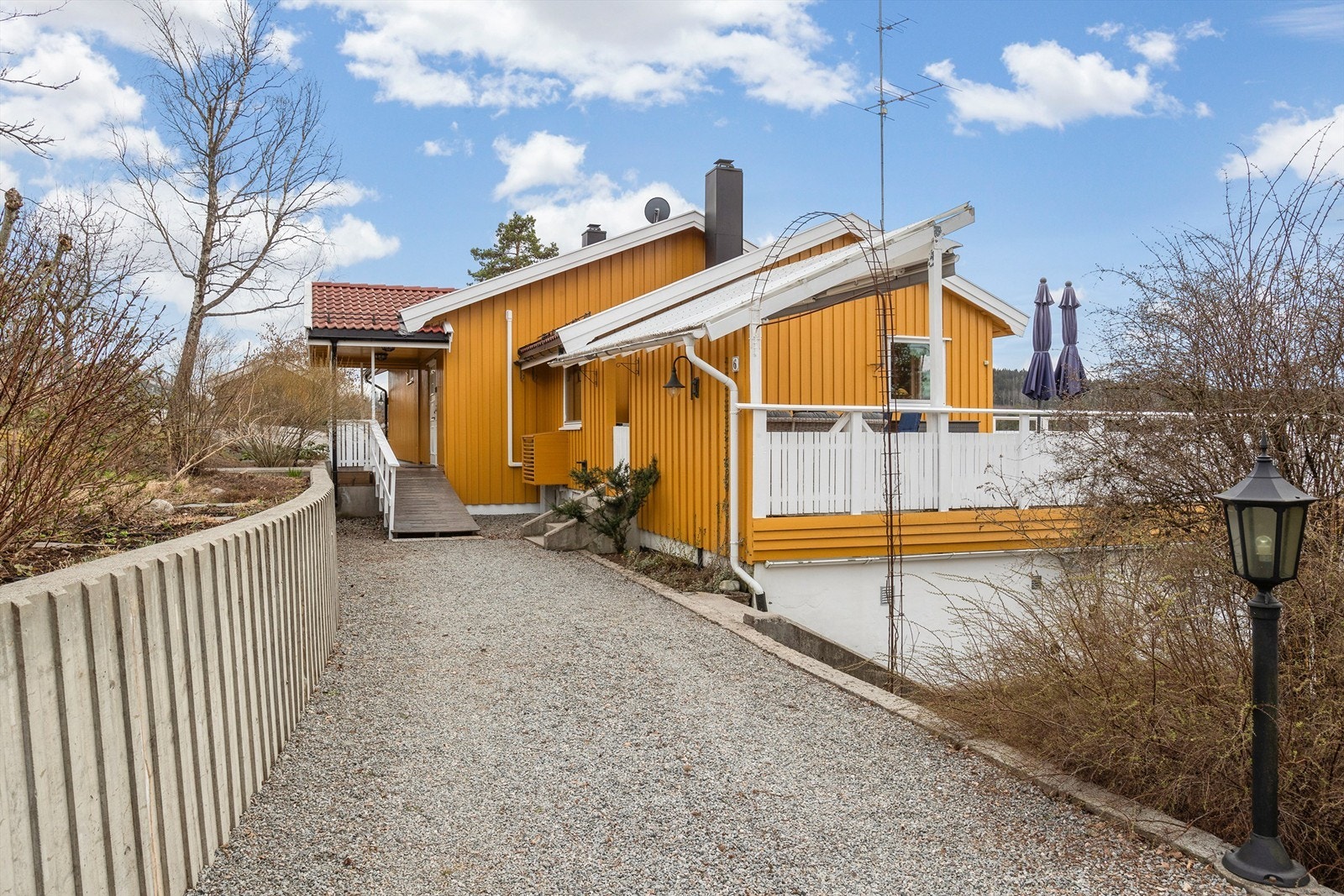 Eiendommen har to innkjørsler, én på hver side av boligen Galleribilde