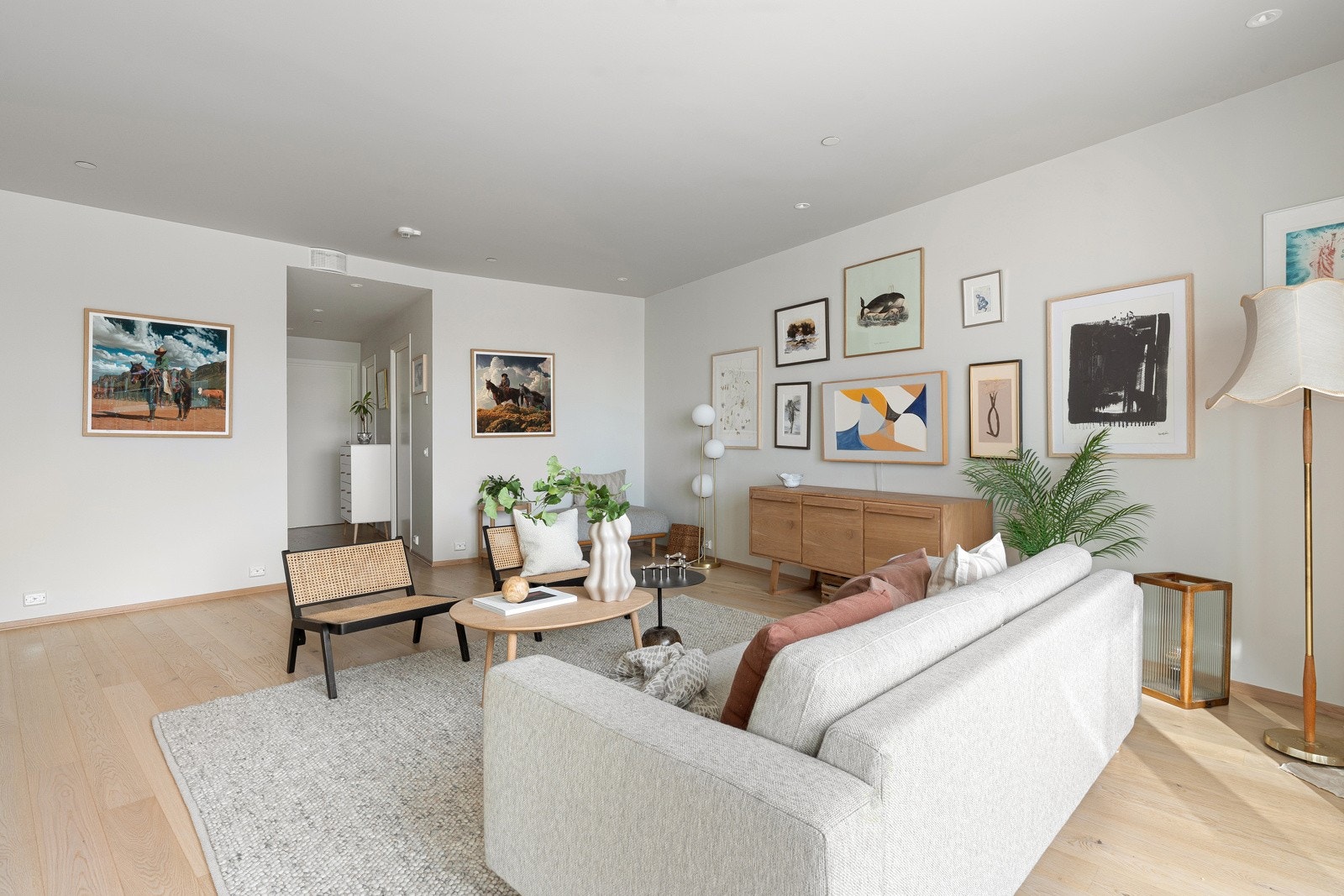 Leiligheten varmes opp via vannbåren varme - noe som gir en lun og behagelig temperatur i boligen.