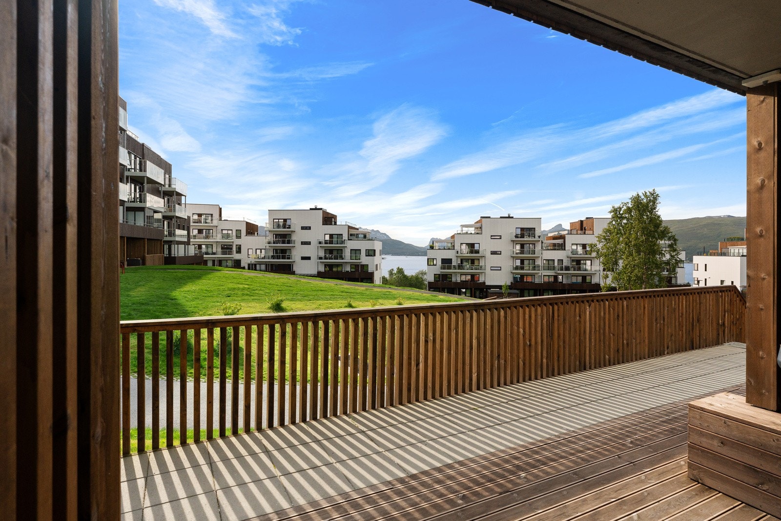 Takoverbygd terrasse ved inngangsparti.