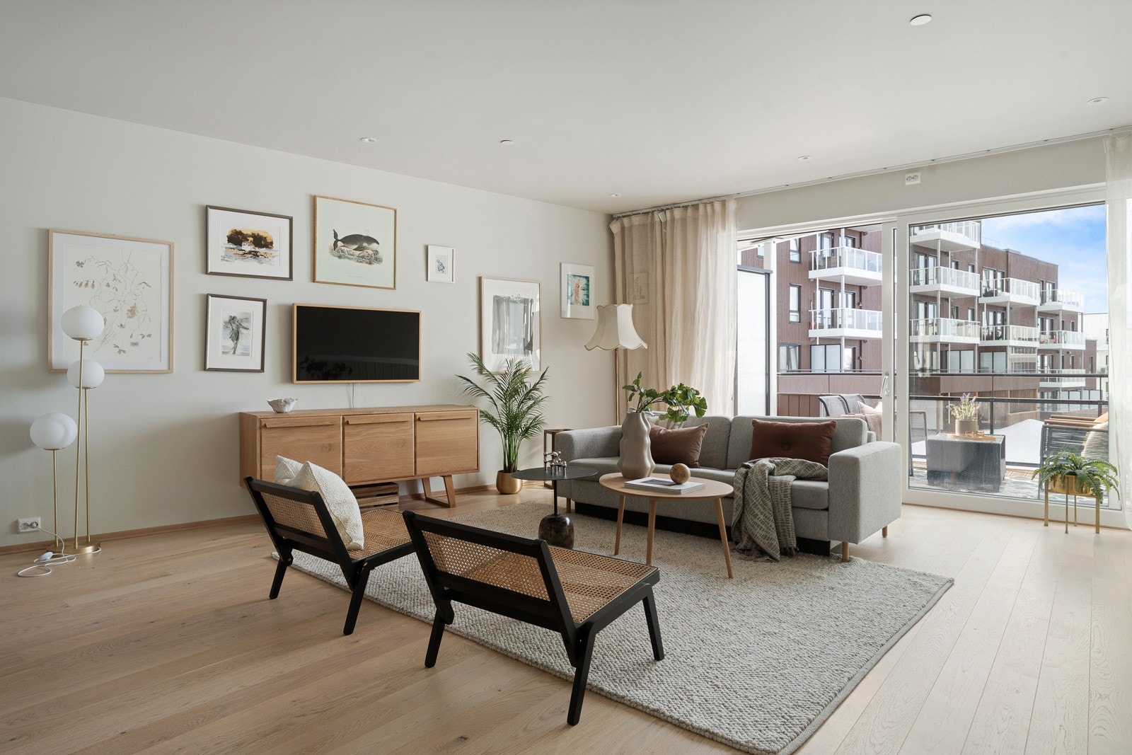 Stuen er malt i delikate farger og har flere innredningsmuligheter.