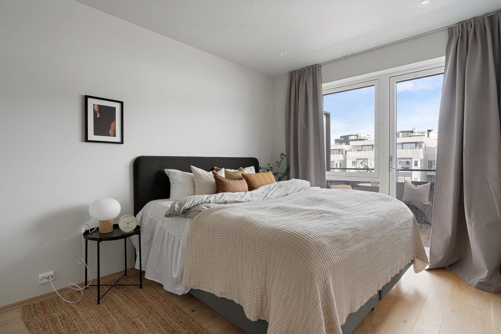 Romslig hovedsoverom med utgang til balkong.