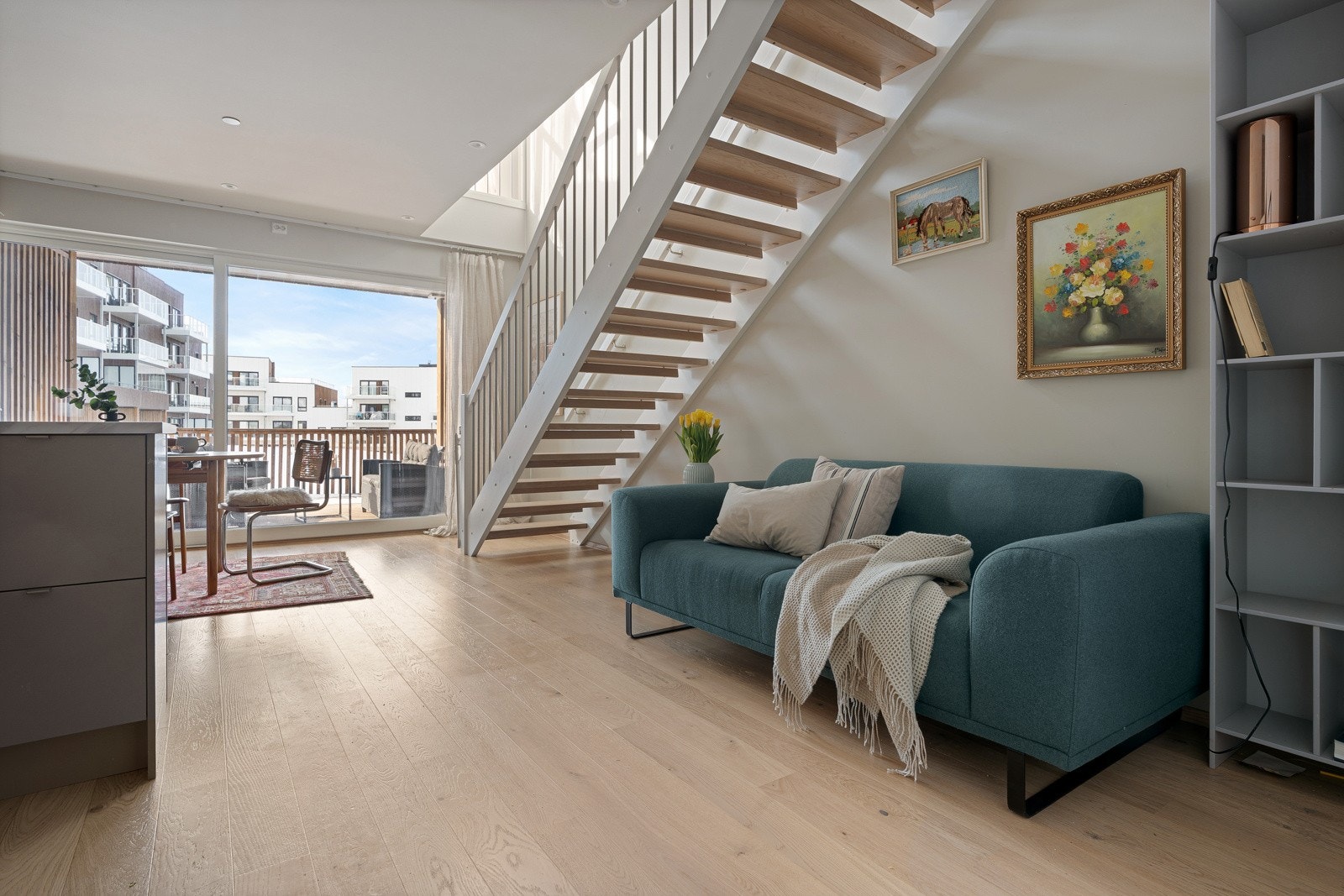 Leiligheten er preget av gjennomgående moderne fargevalg.