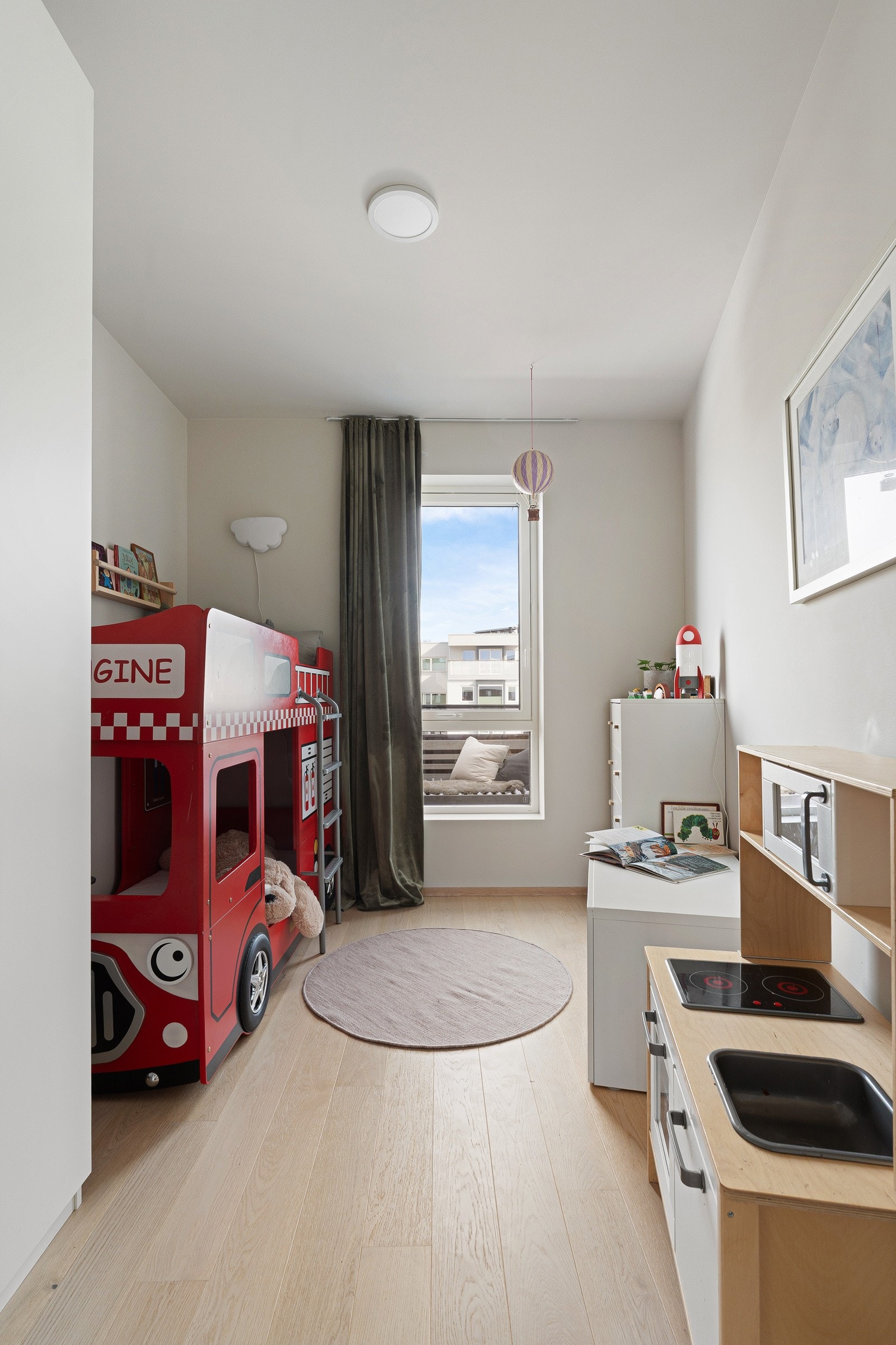 Soverom 2 passer fint som barnerom, gjesterom eller kontor. Alt etter behov.