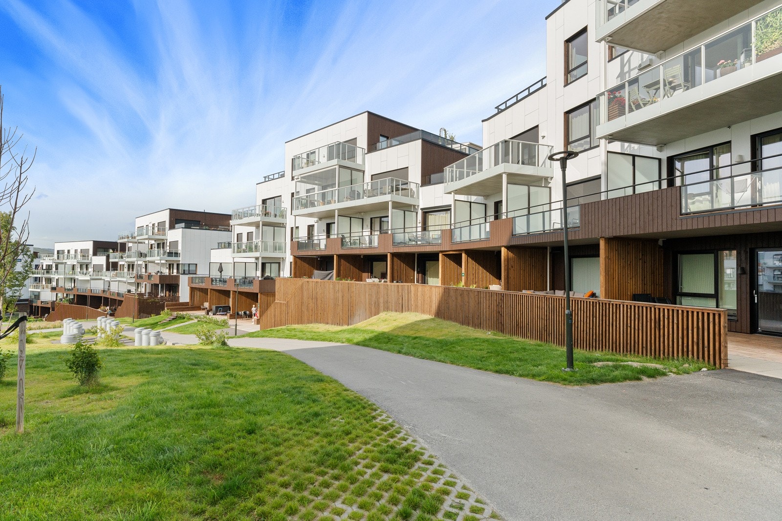 Leiligheten har hele 2 balkonger og en terrasse.