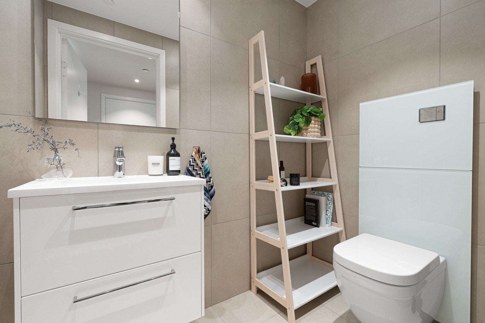 Ekstra toalettrom med servant.