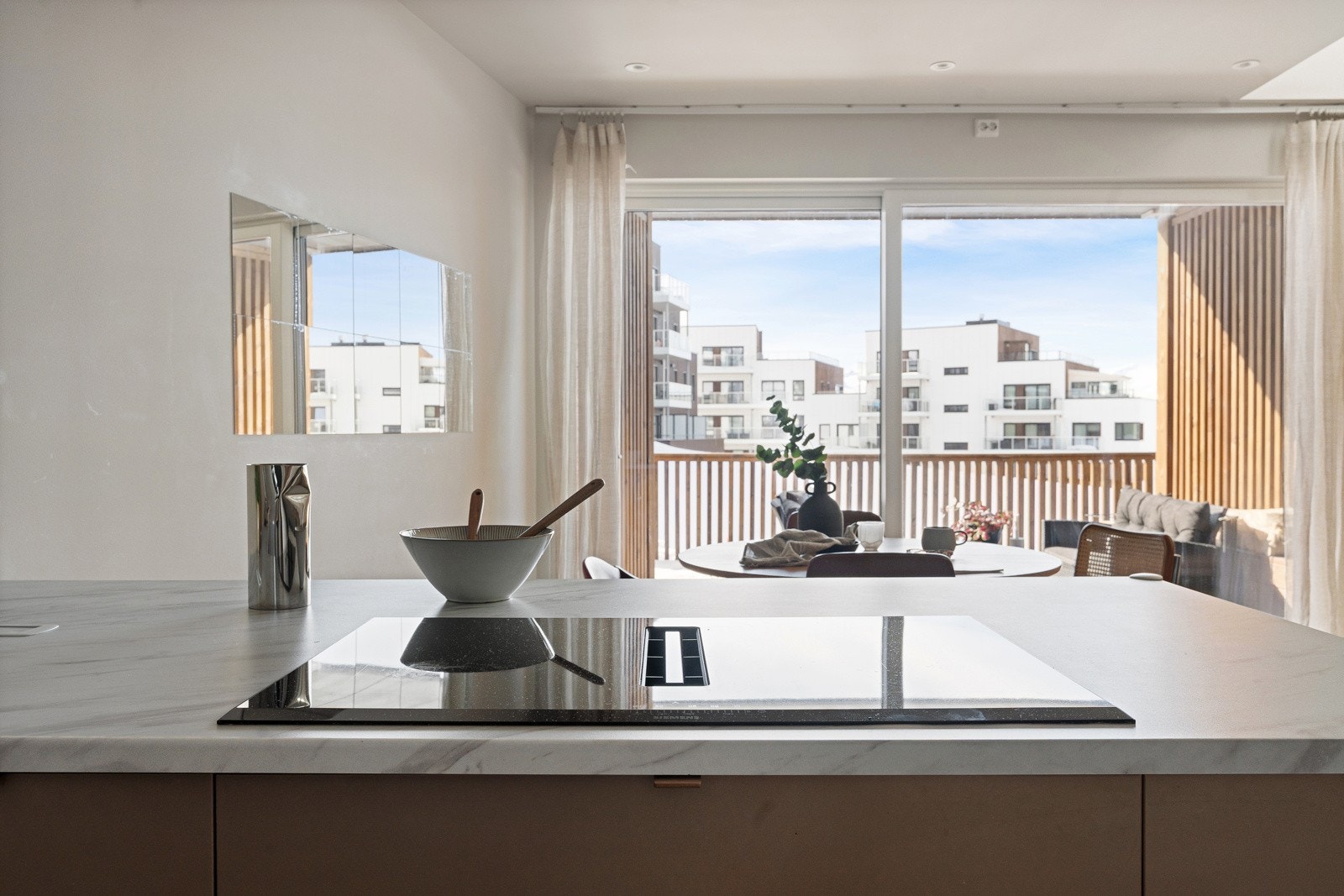 Kjøkkenventilator med plasmafilter integrert i koketopp.