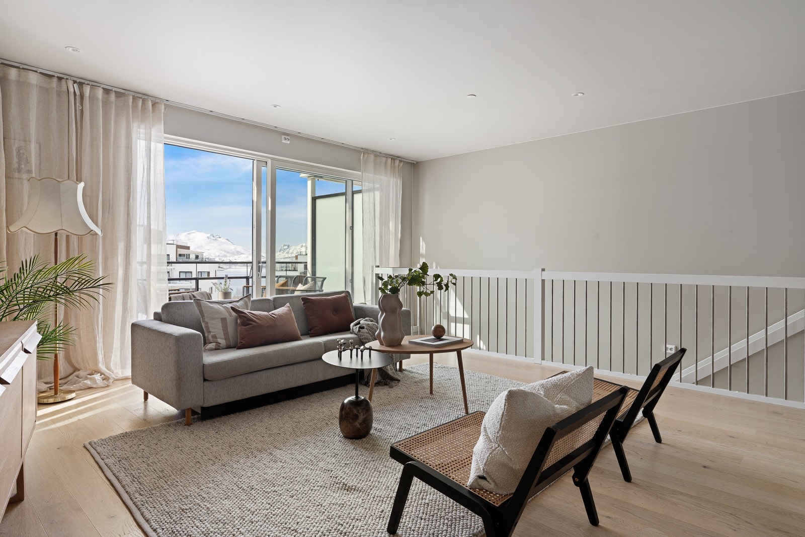 Fra stuen er det utgang til veranda med gode sol- og utsiktsforhold.