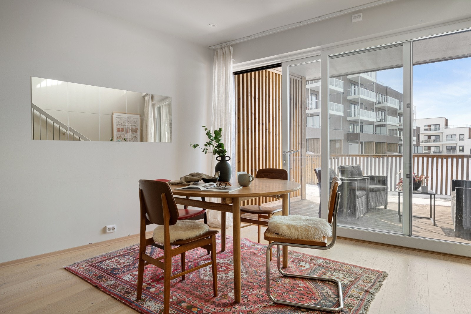 Fra kjøkken er det utgang til markterrassen i front.