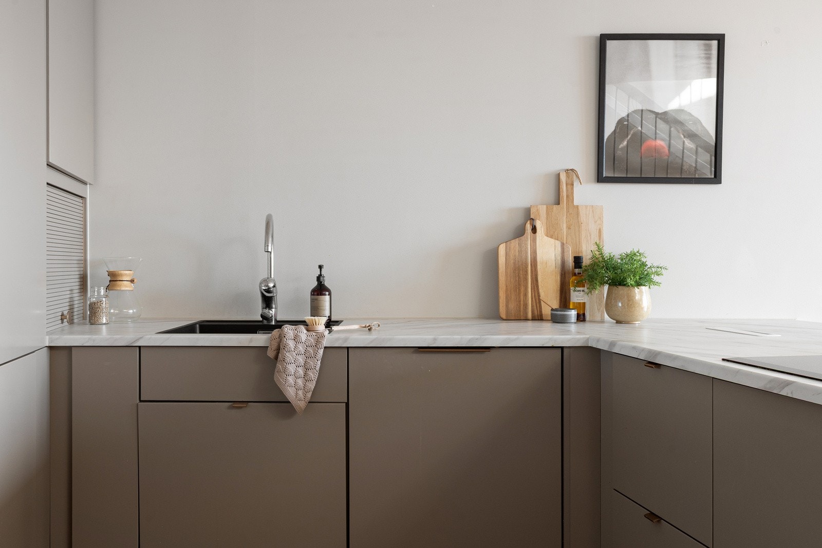 Her har du integrerte hvitevarer som koketopp, ventilator, steikovn, oppvaskmaskin og kjøl/fryseskap.