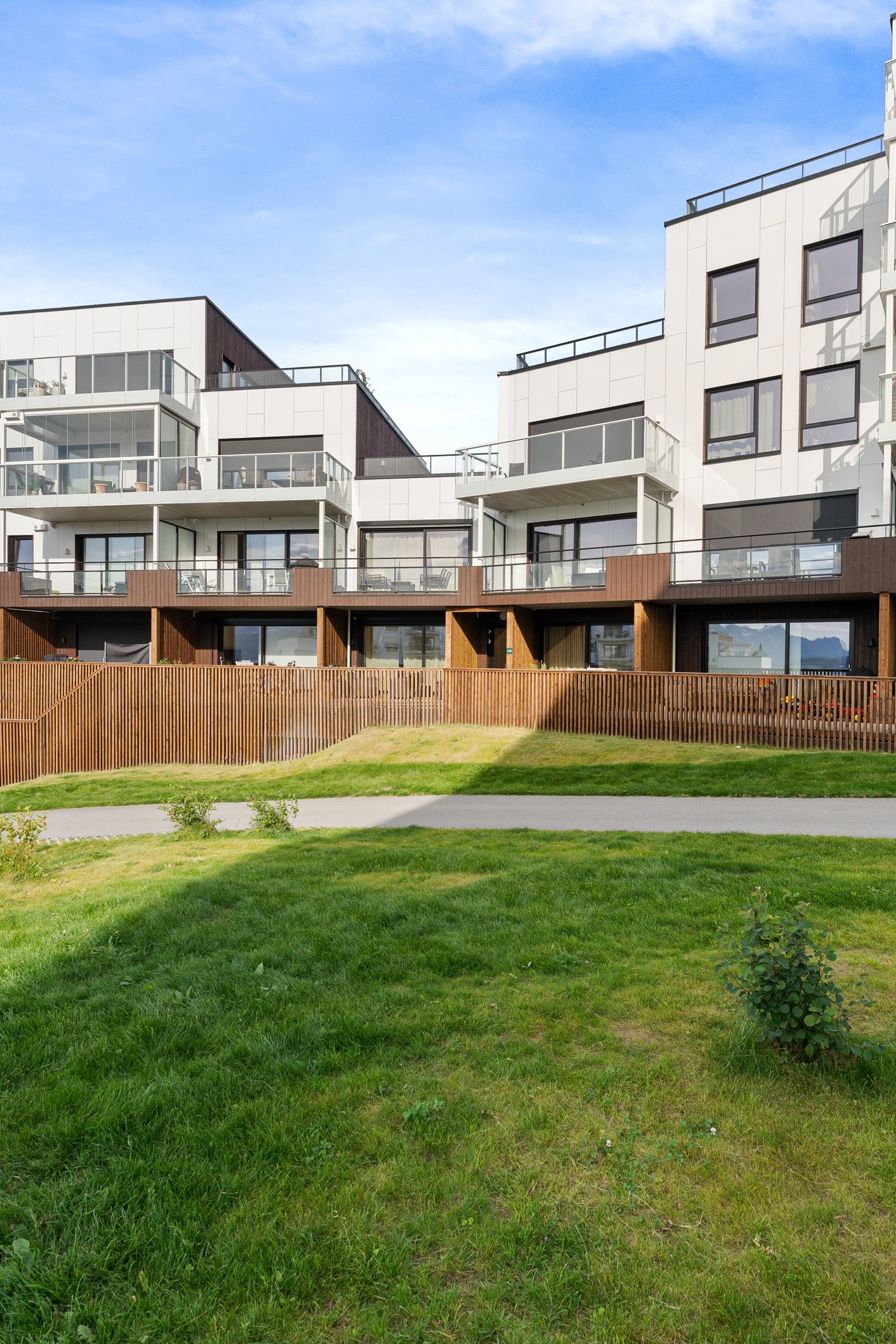 Parkering i garasje og sportsbod medfølger leiligheten.