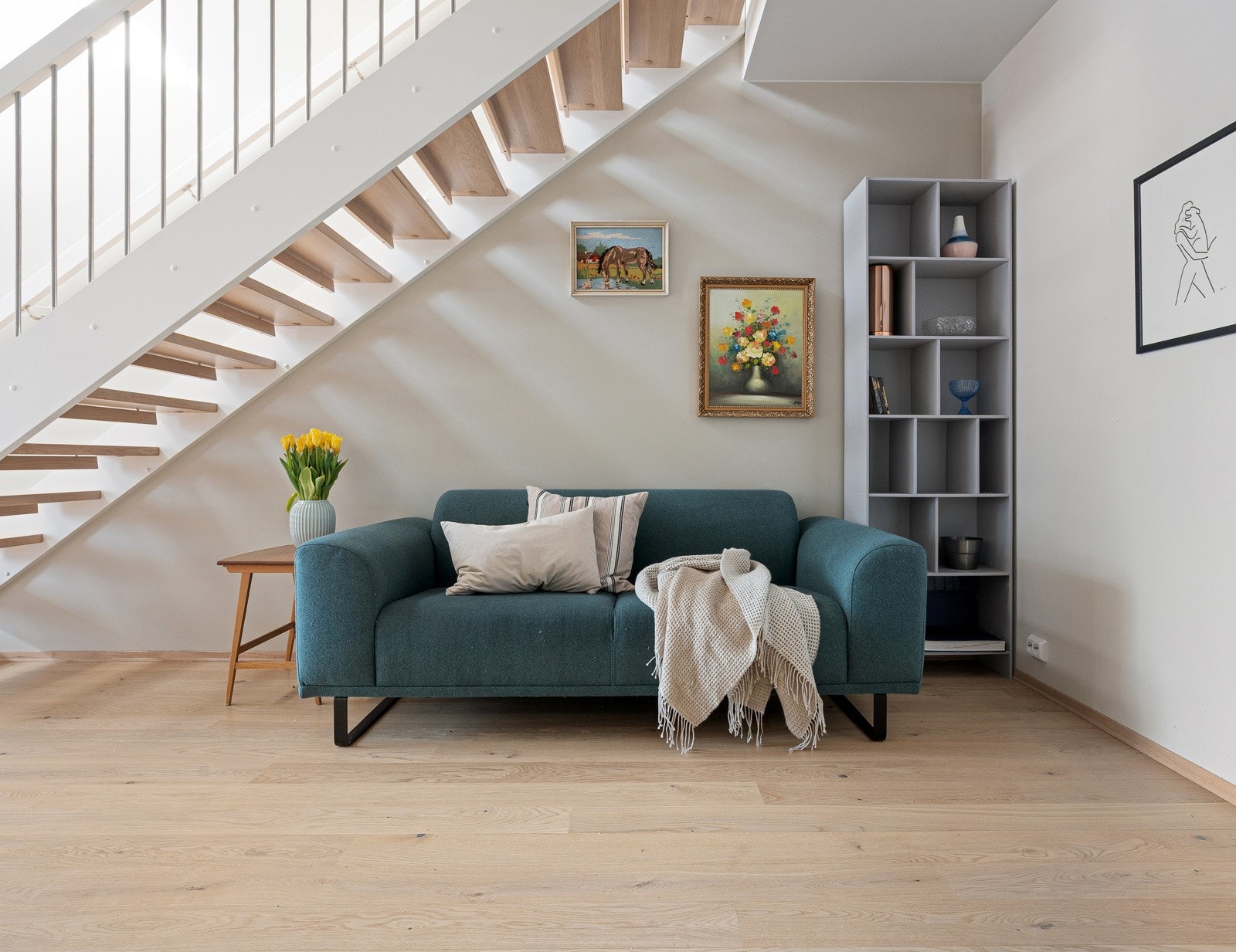 Under trappa er det muligheter for etablering av lesekrok.