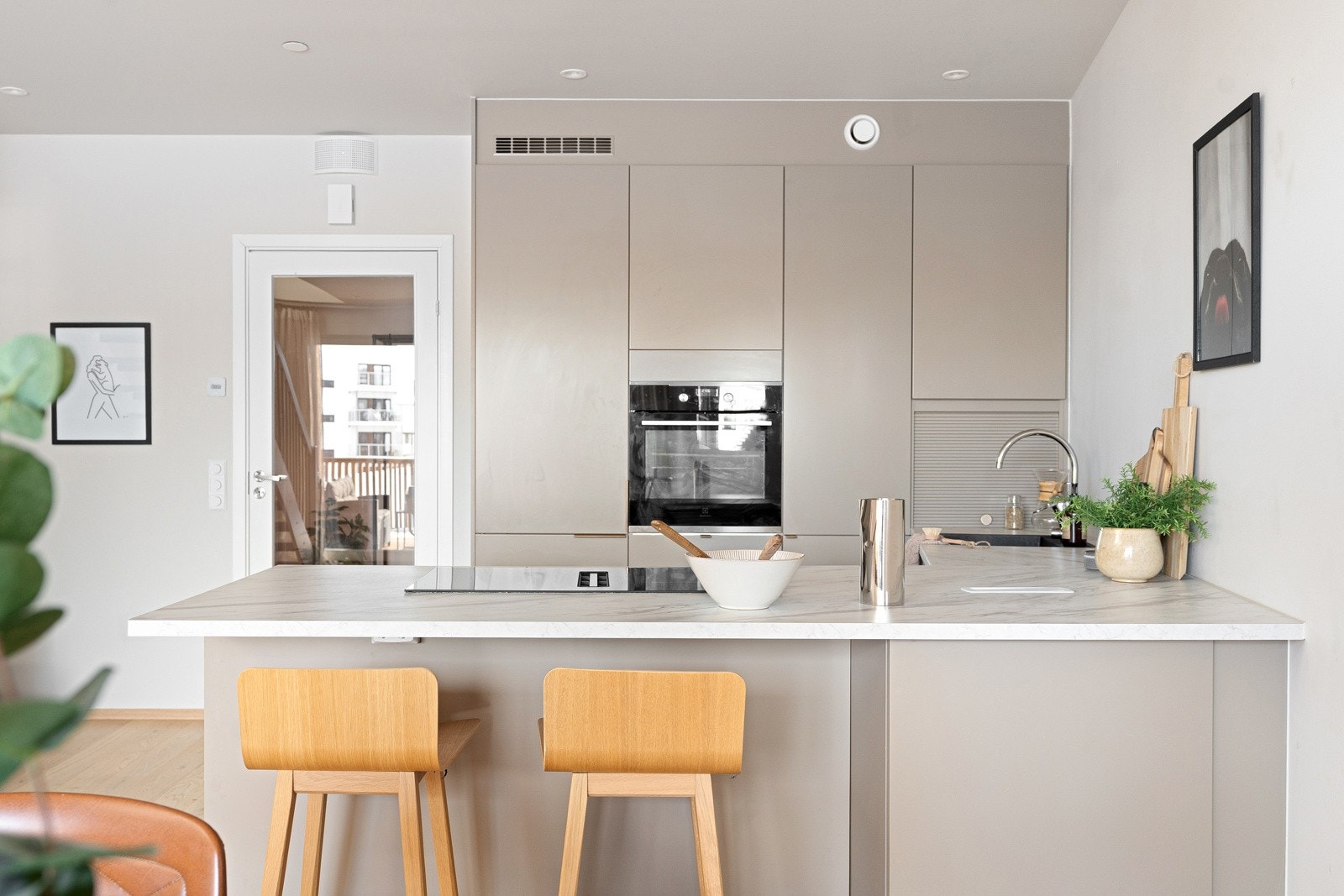 Det er etablert praktisk barløsning på kjøkkenet.