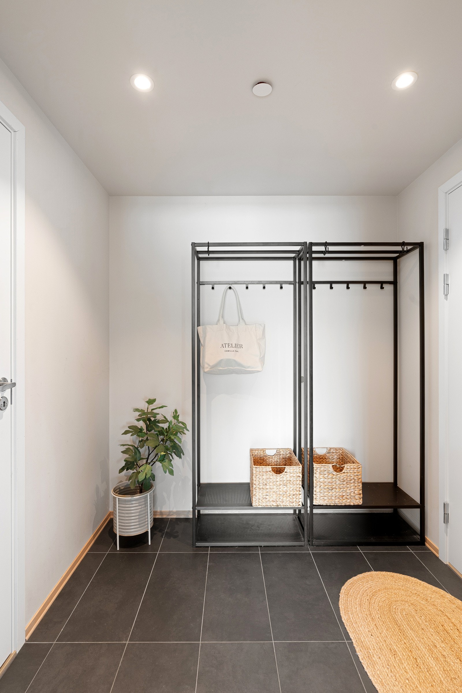 Velkommen inn - flislagt entré med downlights i himling.