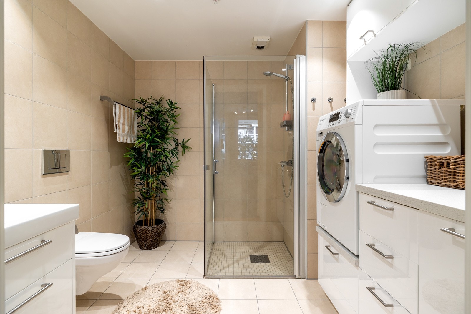 Leiligheten har to delikate bad, hvor hovedbadet ligger i tilknytning til soverommet, og innbyr til velvære med sin romslige utforming og gode kvaliteter. Her er det sandfargede gulv- og veggfliser, downlights i himling, gulvvarme og mekanisk ventilasjon. Galleribilde