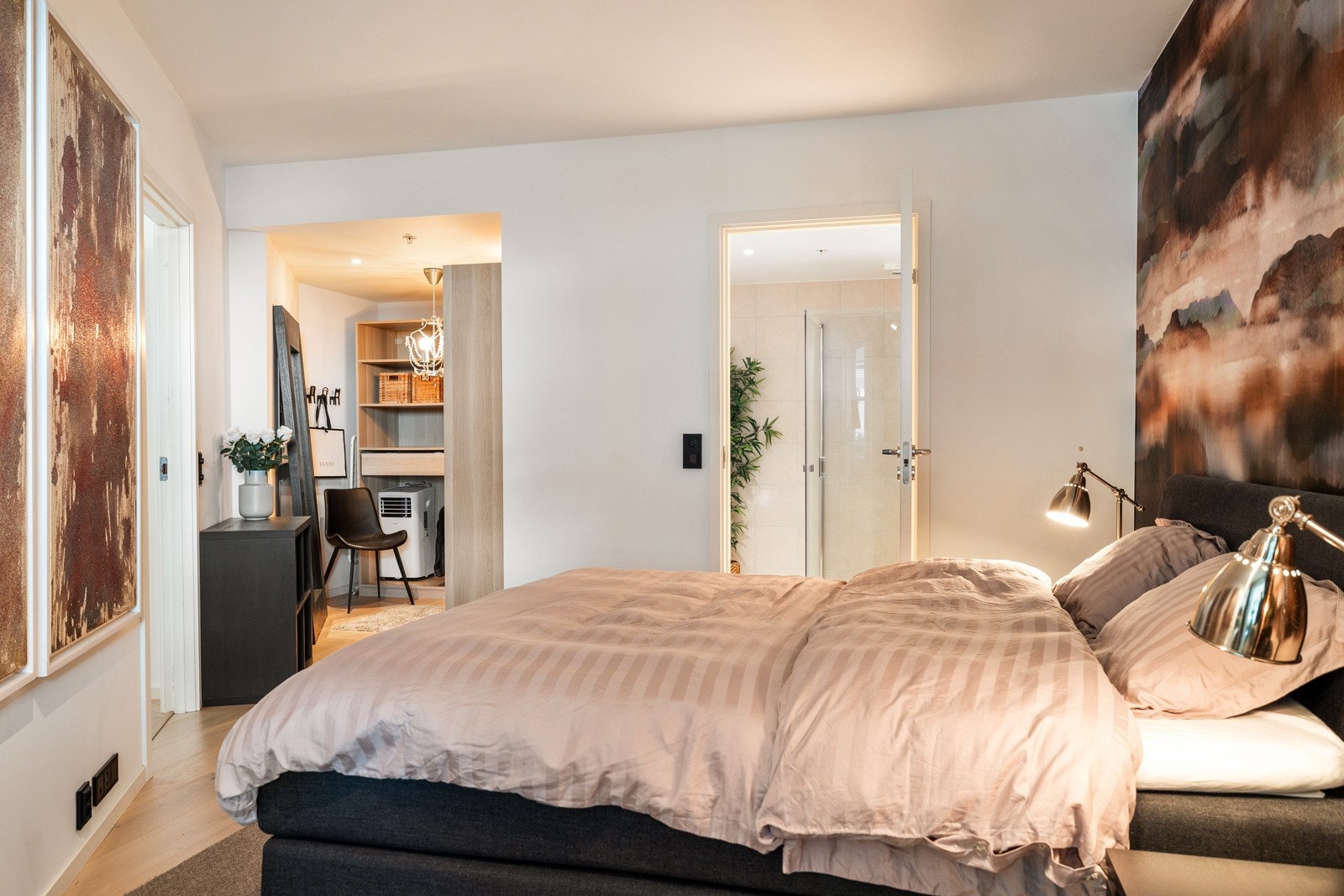 Soverommet har direkte tilgang til eget bad og en romslig walk-in garderobe med god plass til klær, sko og tilbehør. Galleribilde