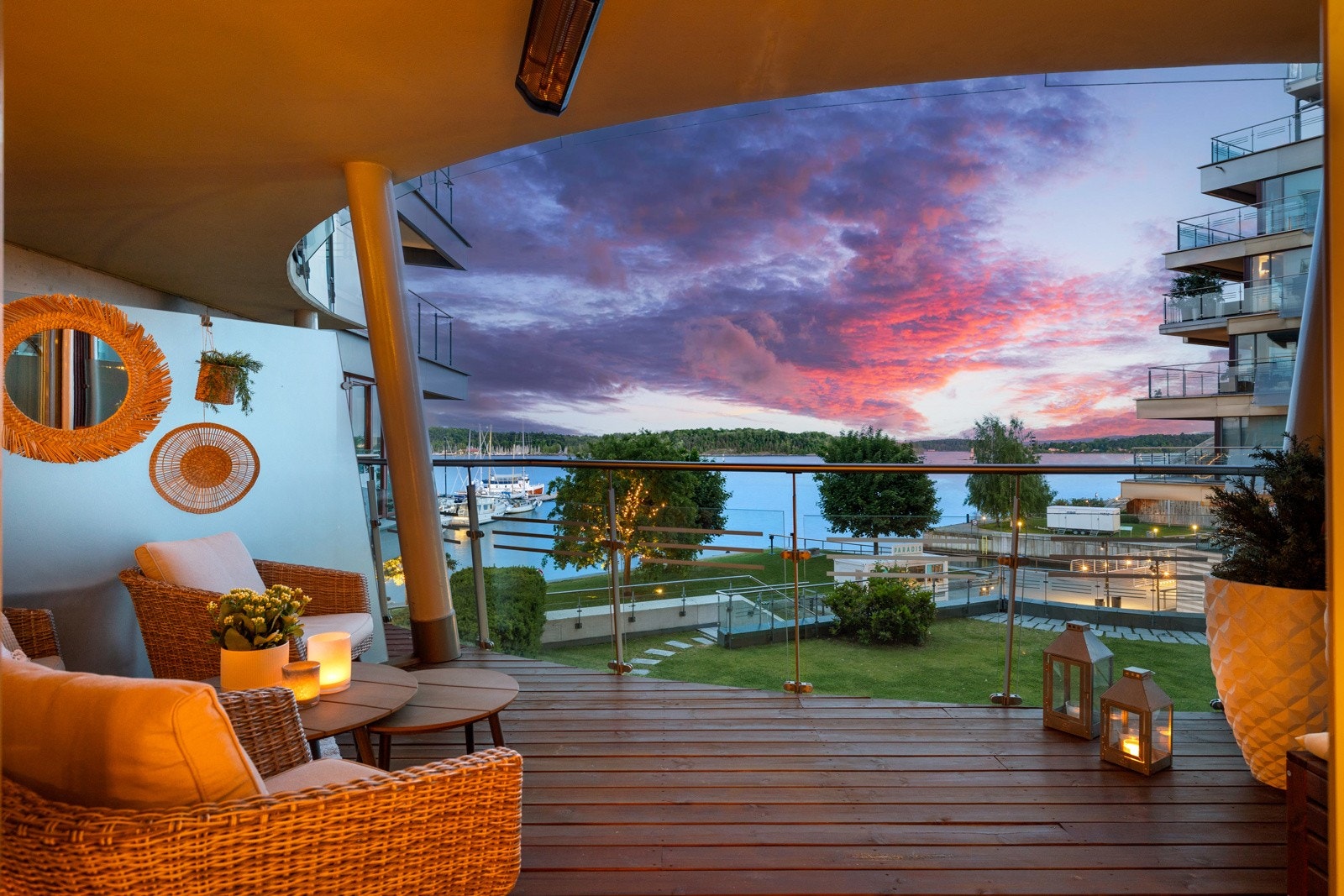 Leiligheten ligger rolig og tilbaketrukket til med fantastisk utsikt mot fjorden, men samtidig med umiddelbar nærhet til et rikt utvalg av servicetilbud Galleribilde