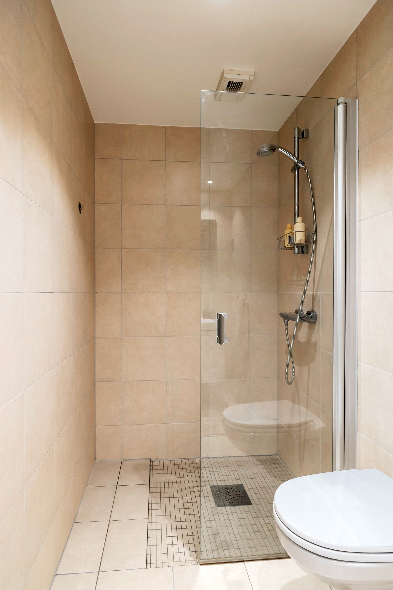 I tillegg har badet dusjhjørne, vegghengt toalett, mekanisk ventilasjon og elektrisk gulvvarme Galleribilde