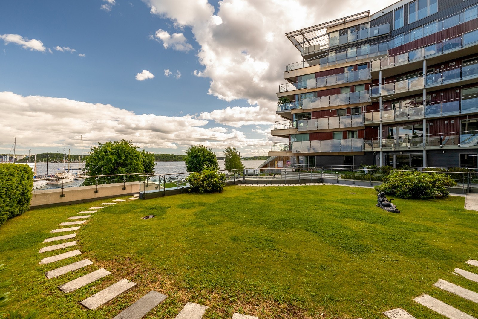 Tjuvholmen Servicesameie består av 90 ideelle andeler som er tilknyttet seksjonsnummer 4 ( Serviceseksjonen ) i boligsameiet. Galleribilde