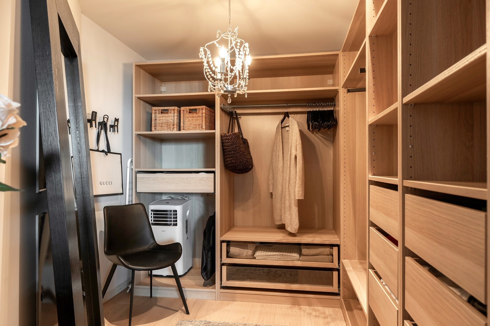 Garderoben er innredet med åpne hyller og skuffeløsninger for elegant og god organisering. Galleribilde