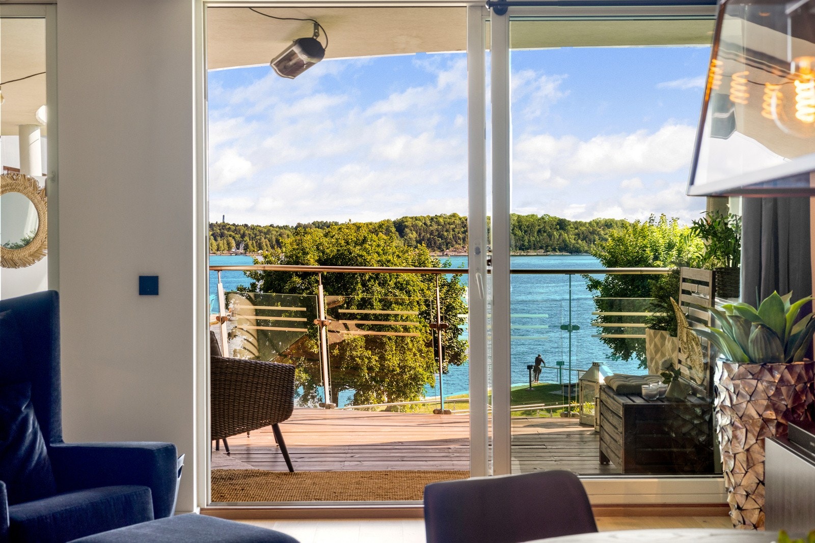 Store vindusflater oversvømmer leiligheten med naturlig lys, og en skyvedør gir sømløs forbindelse til balkongen. Galleribilde