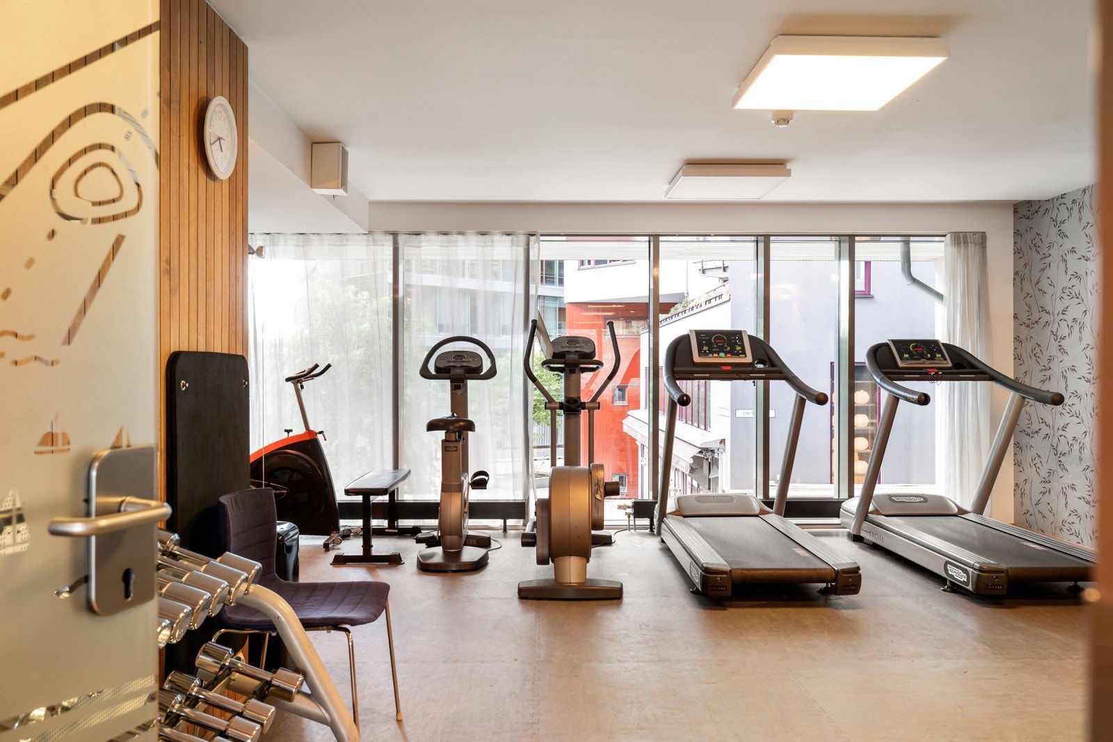 Plusskonseptet gir tilgang til et serviceområde med bemannet resepsjon, lobby, treningsrom, møterom, stort uteanlegg, samt selskapsrom med fullt utstyrt kjøkken til leie. Galleribilde