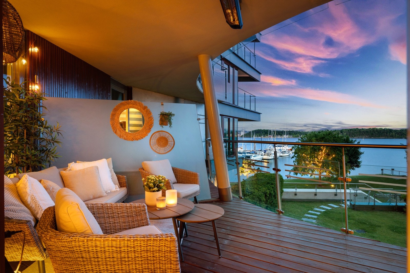 Den sydvendte balkongen er på hele 14 kvm og har god plass til utemøblement. Her kan misunnelsesverdig utsikt mot indre havnebasseng nytes lunt, og overbygget sørger for brukstid selv i litt ruskevær. Galleribilde