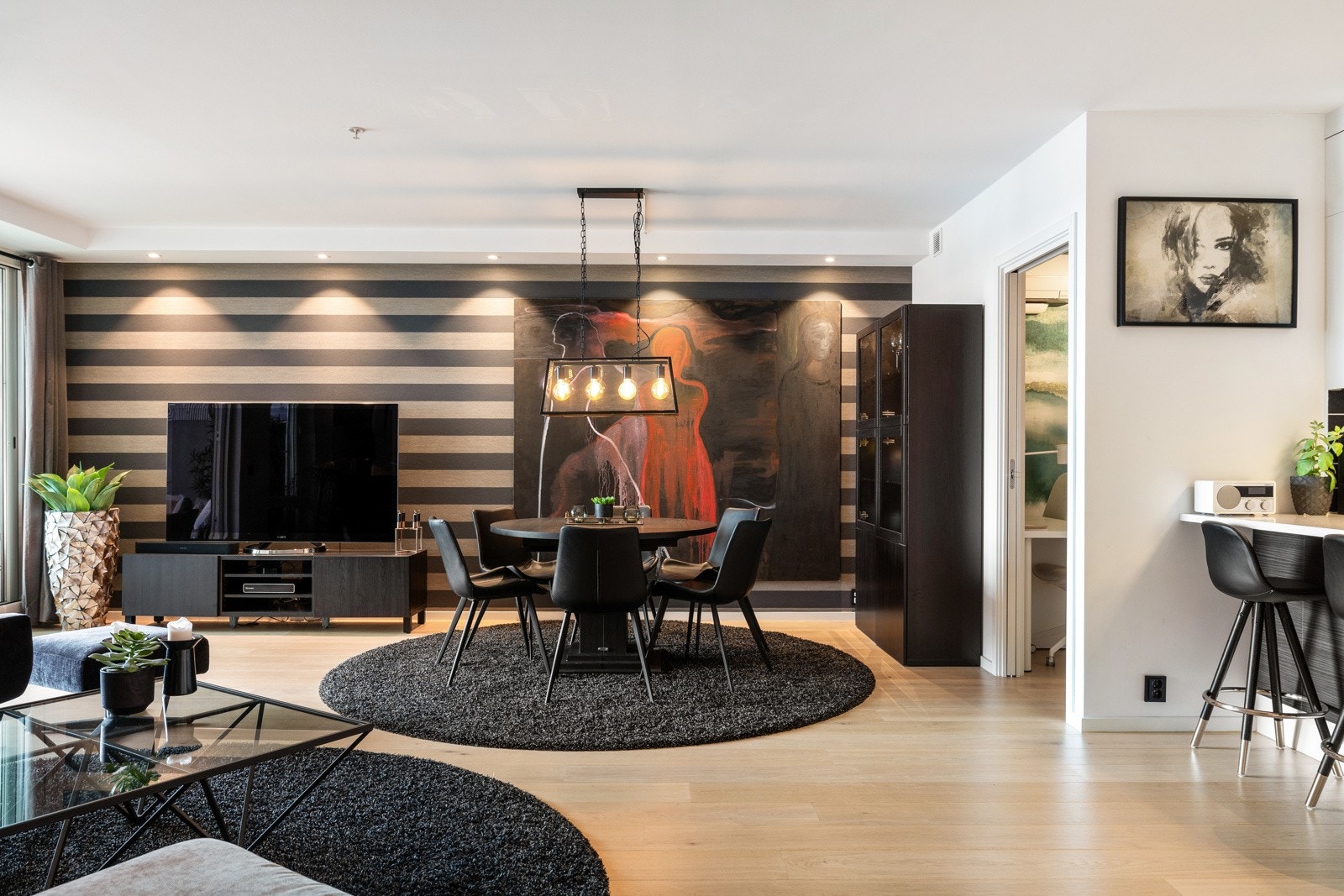 Stuen og kjøkkenet ligger i åpen løsning, og har en romslig utforming med plass for både spisestuemøbler og sofagruppe. Galleribilde