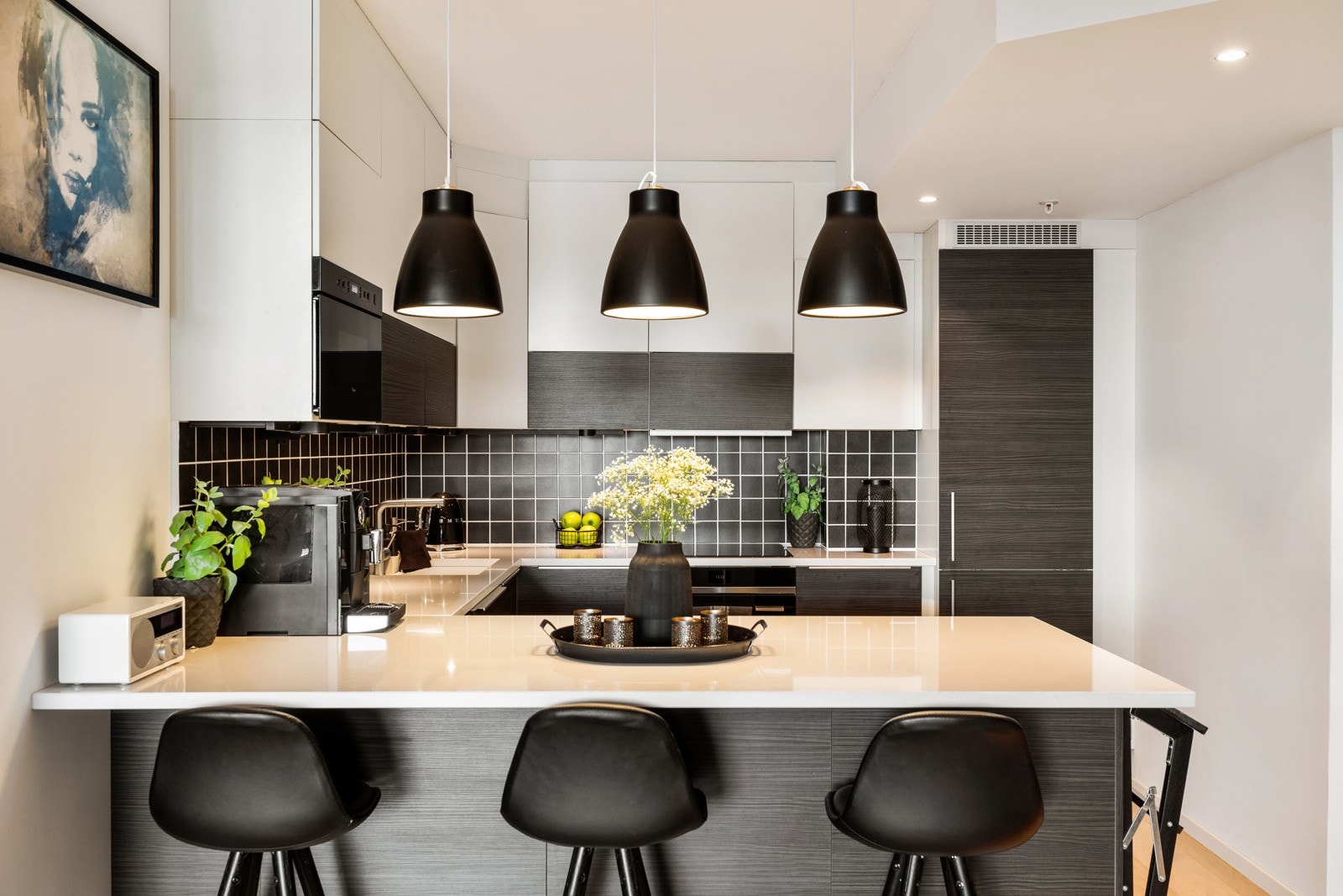 Kjøkkeninnredningen er fra 2016 og har pent design med gode benkeflater og mye oppbevaringsplass. Galleribilde