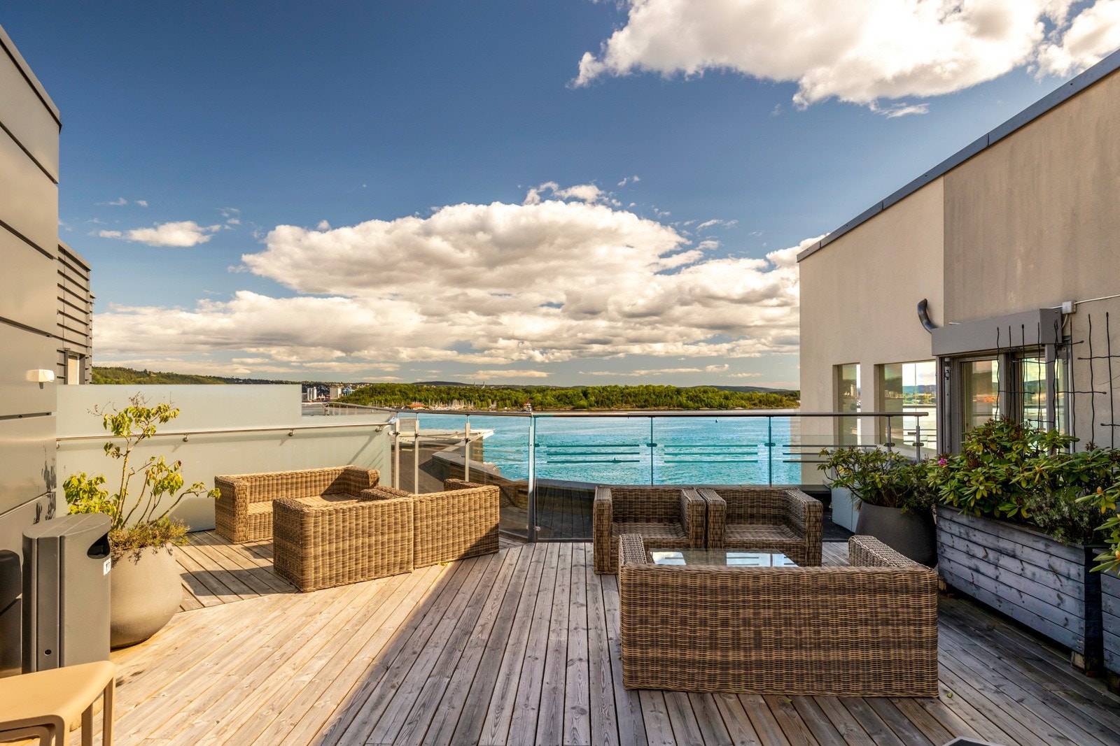 I tillegg har sameiet en felles takterrasse med flere sittegrupper, fantastisk utsikt og gode solforhold. Galleribilde