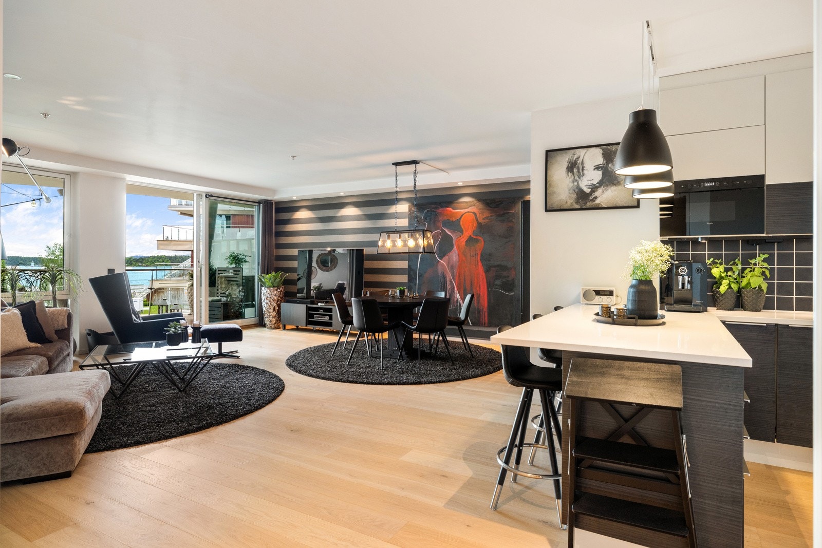 Innvendig oppleves leiligheten lys og romslig med lekker 1-stavs parkett, lysmalte tak- og veggflater og en himlingshøyde på over 2,50 meter. Galleribilde