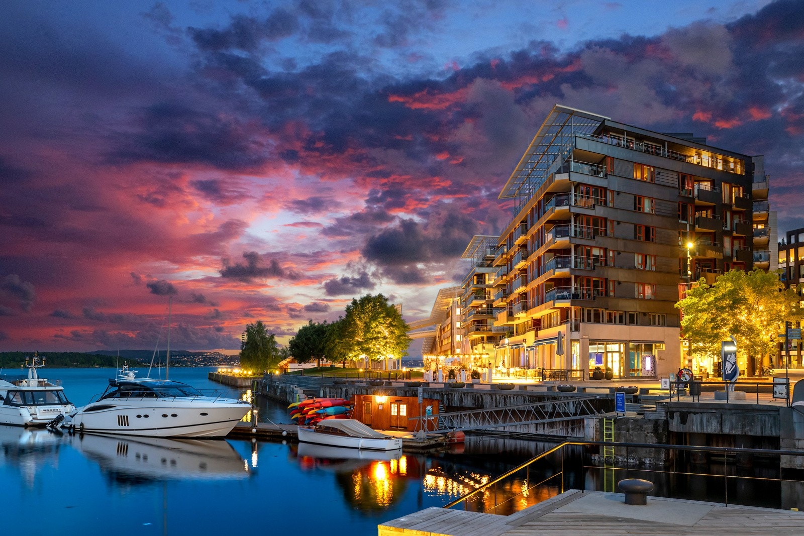 Lille Stranden 7 ligger i et maritimt og attraktivt område på Tjuvholmen - i hjertet av Oslos moderne øyrike, som strekker seg ut fra Aker Brygge og danner en arkitektonisk perle langs sjøen. Galleribilde