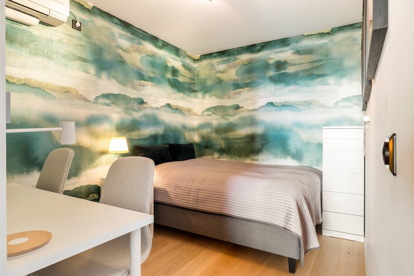 I tillegg har leiligheten en alkove i dag innredet med seng og kontorløsning. Det er installert luft til luft varmepumpe i alkoven. Galleribilde