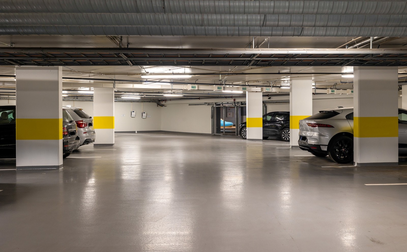 Det medfølger en garasjeplass med elbillader i felles garasjeanlegg med heisadkomst til leilighetsplan. I tillegg disponerer leiligheten en bod på 6 kvm. Galleribilde