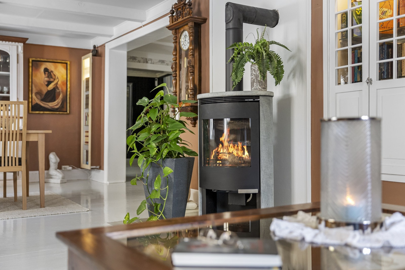 Boligen har delikate farger og gode løsninger. Peis fra nyere tid. Galleribilde