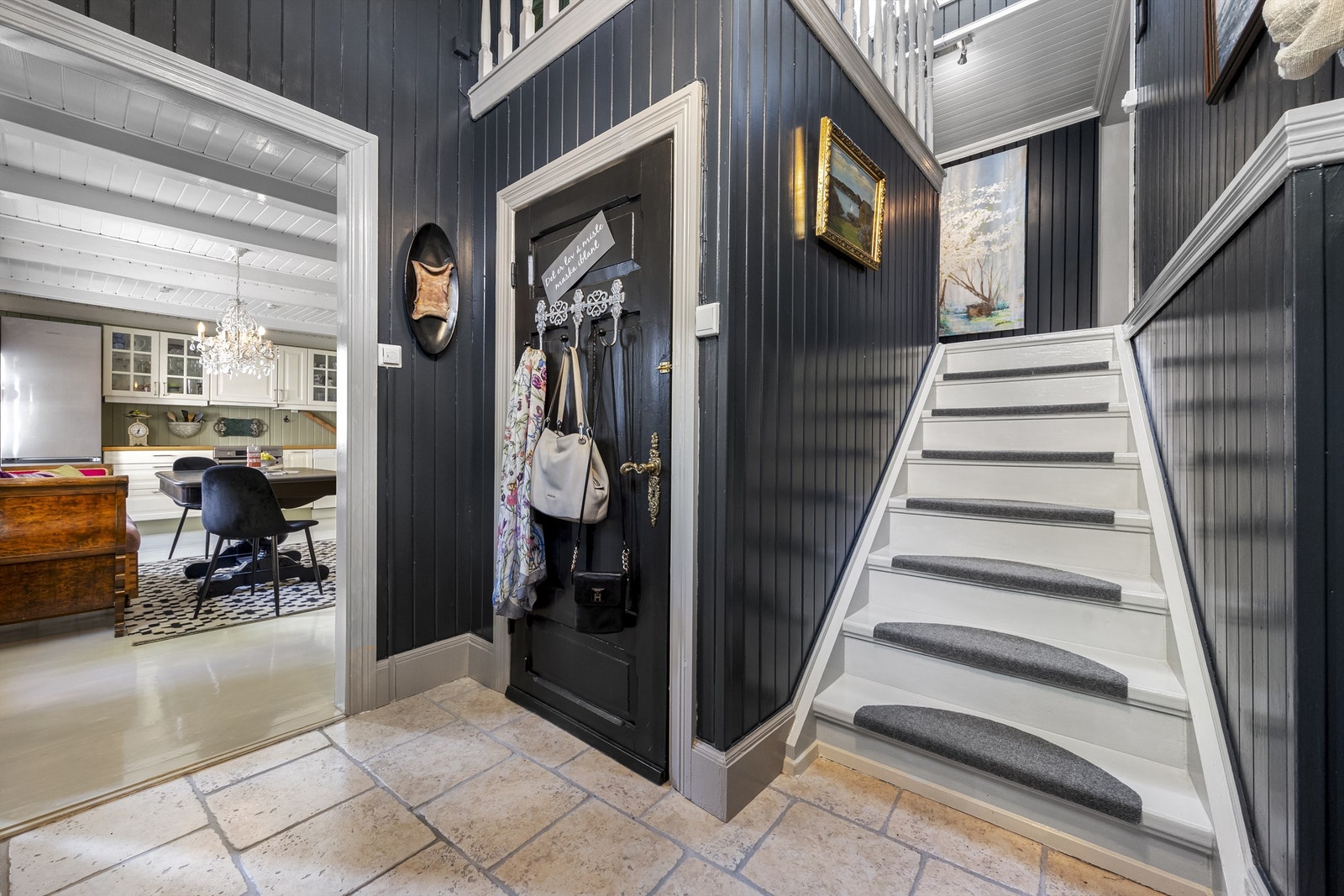 1. etasje består av gang/entre, kjøkken, toalettrom undertrapp og vaskerom Galleribilde