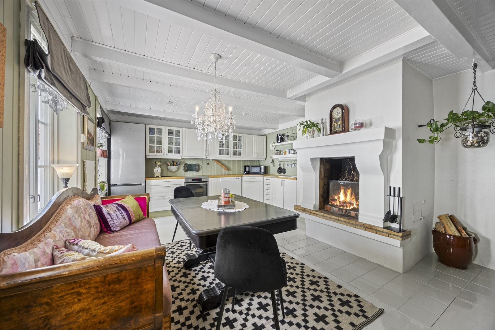 Boligen har blitt oppgradert i nyere tid- men likevel bevart utsmykking fra elder dager med bla. åpen peis på kjøkkenet. Boligen har en perfekt blanding av nytt og funksjonelt, og den eldre stilen. Galleribilde