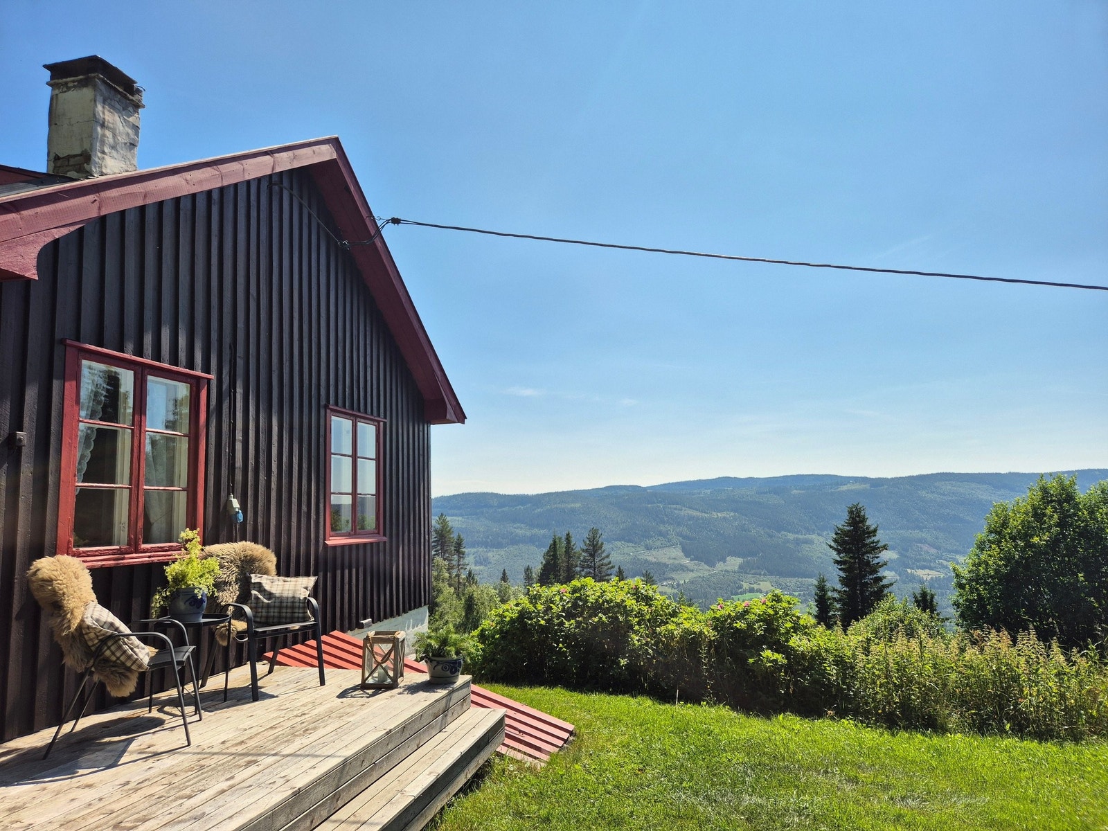 Solrik og trivelig uteplass ved inngangspartiet med utsikt. Galleribilde