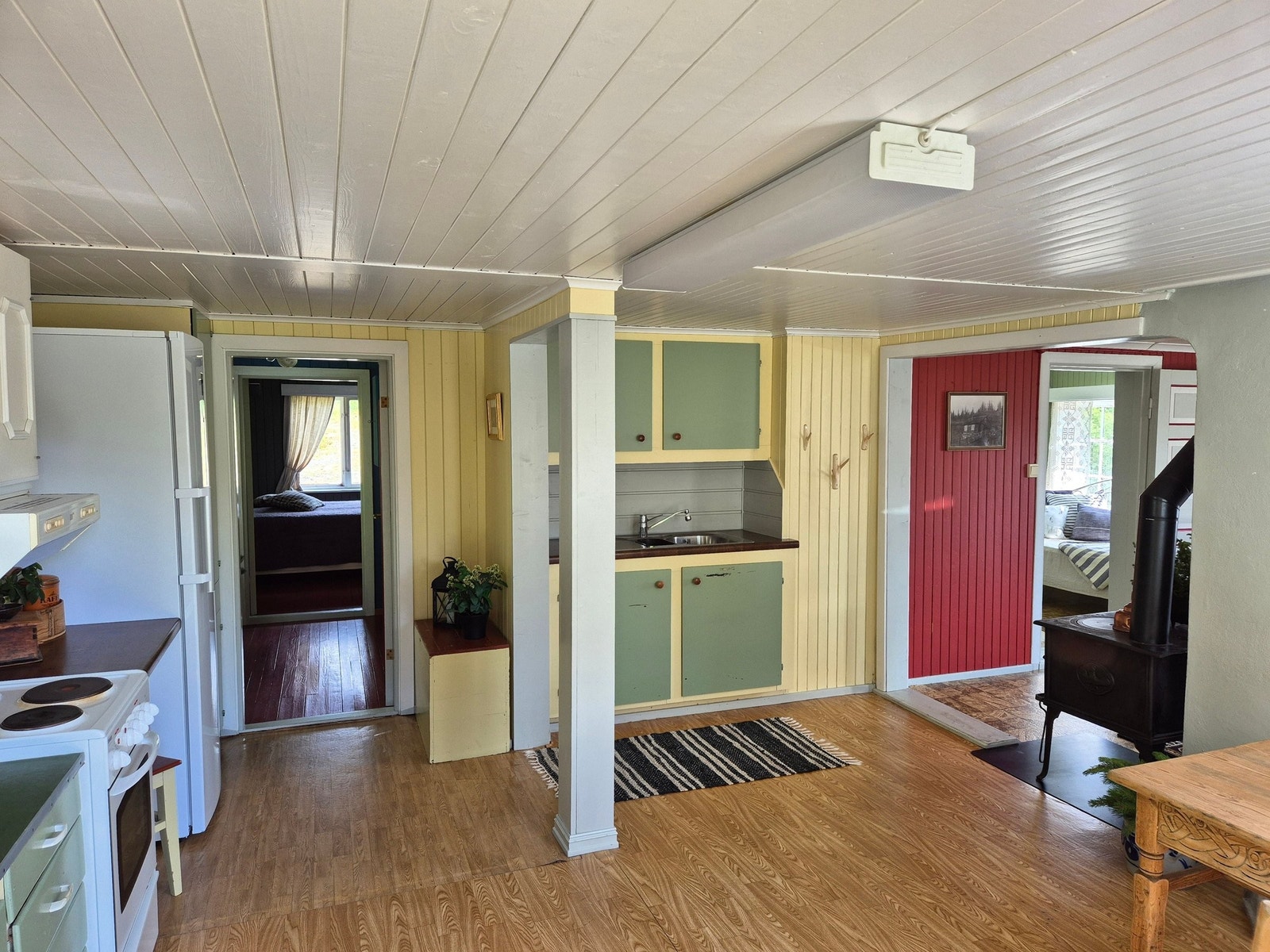 Kjøkken sett fra inngangsdør. Galleribilde