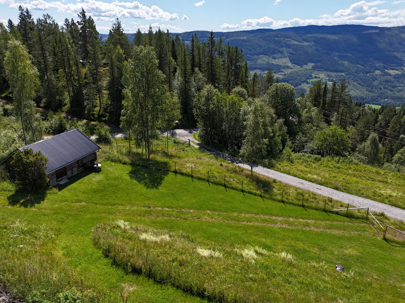 Tunet sett fra innkjøring, med utsikt mot dalen i sør. Galleribilde