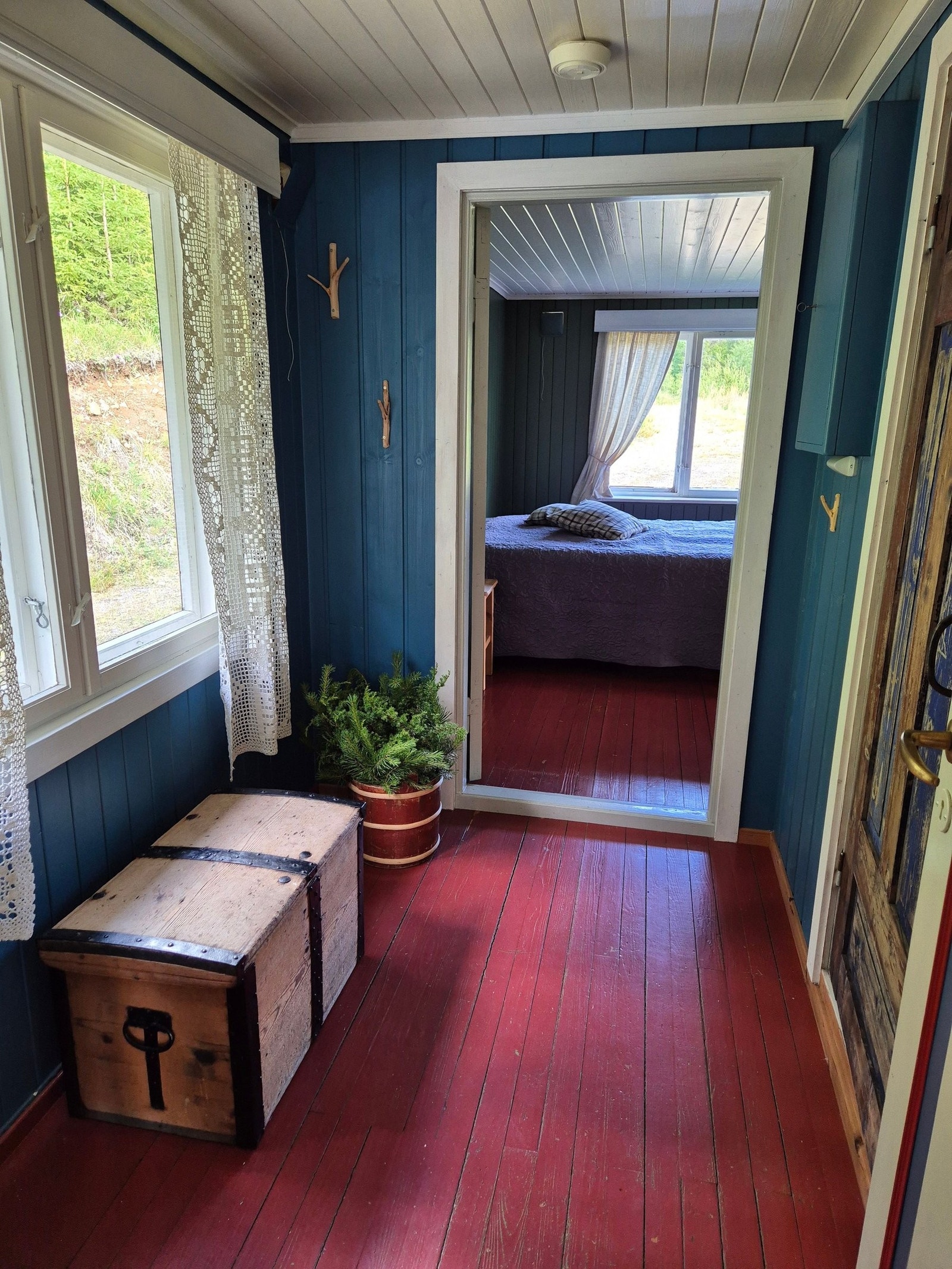 Gang mellom kjøkken og soverom, med dør til bad. Galleribilde