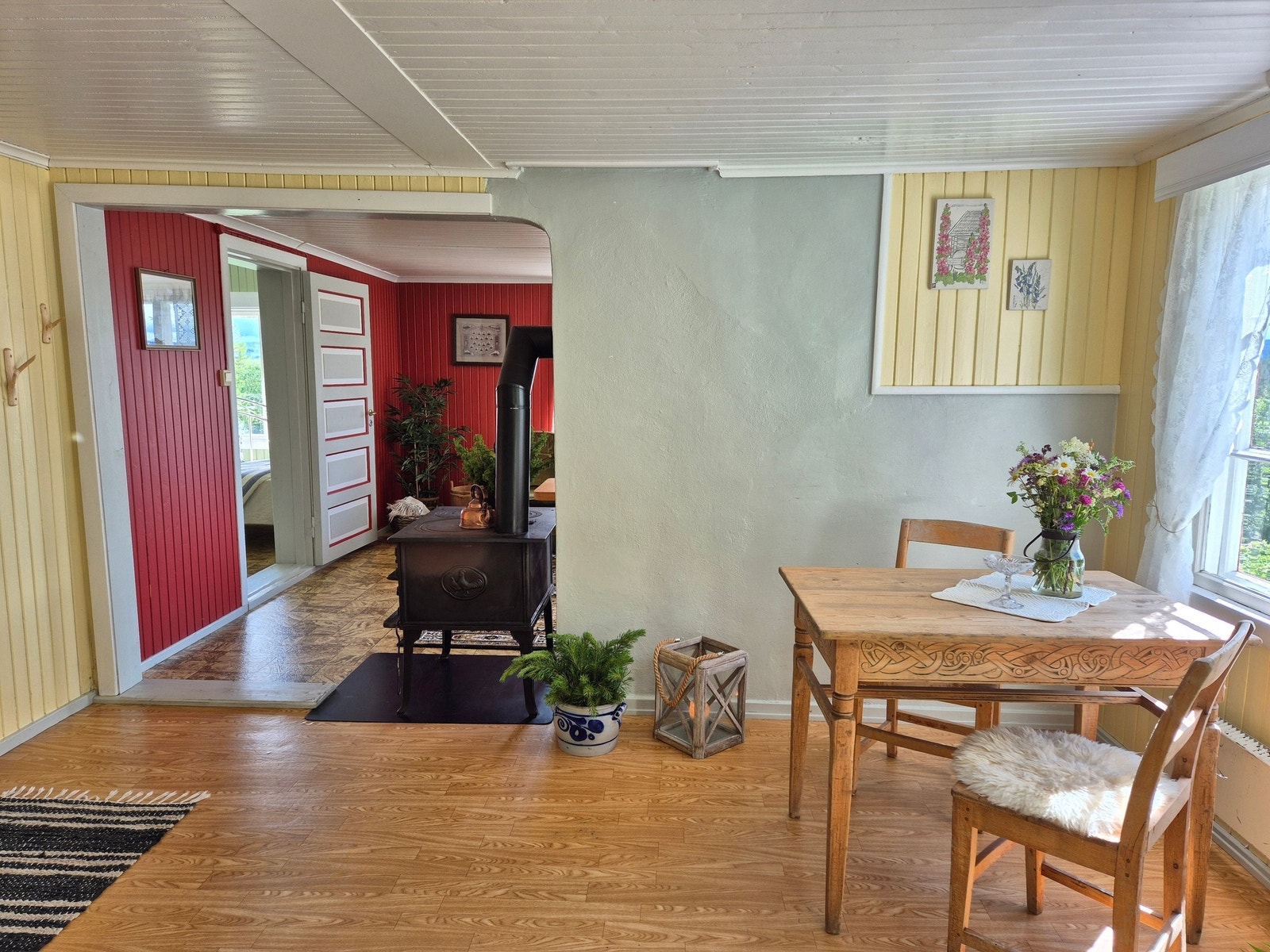 Kjøkken med koselig spisekrok og åpen gjennomgang til stue Galleribilde