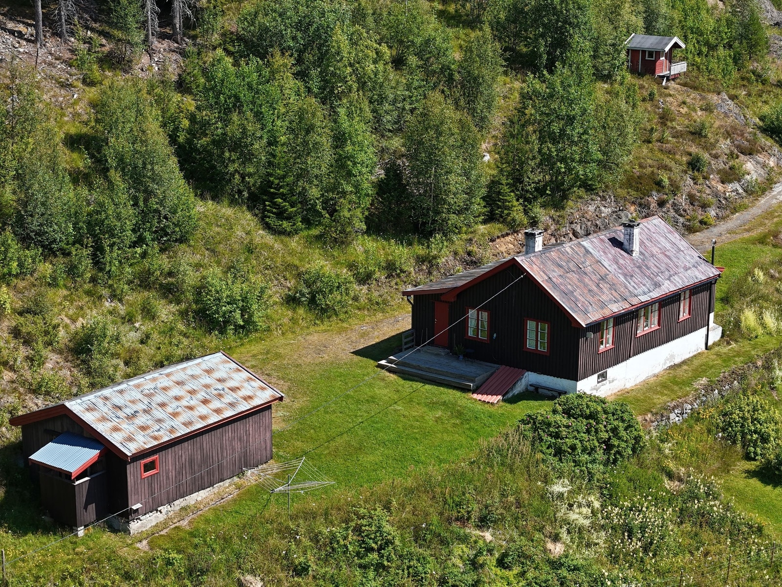 Hytte og uthus sett fra vest. Galleribilde