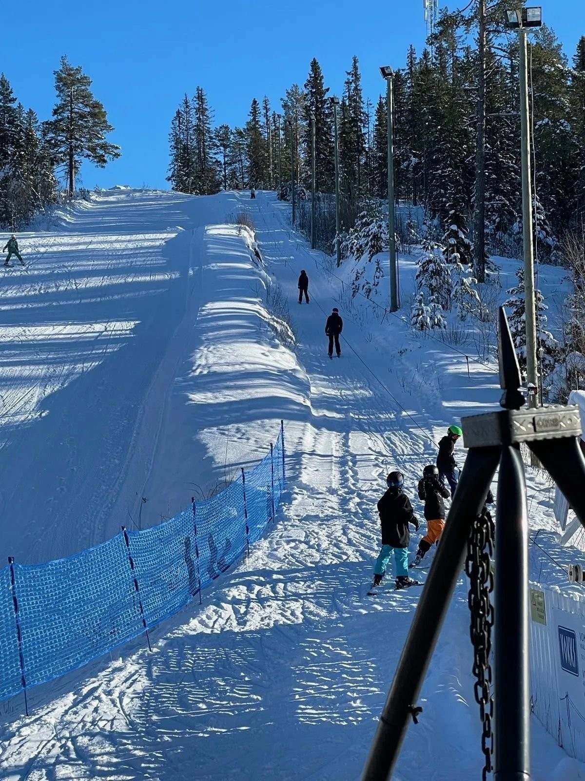 Bare 3 km til Leikarvoll nærmiljøanlegg med skiheis og skibakke, lysløyper, skøytebane på vinterstid. På sommertid har anlegget fotballbane og volleyballbane. Galleribilde