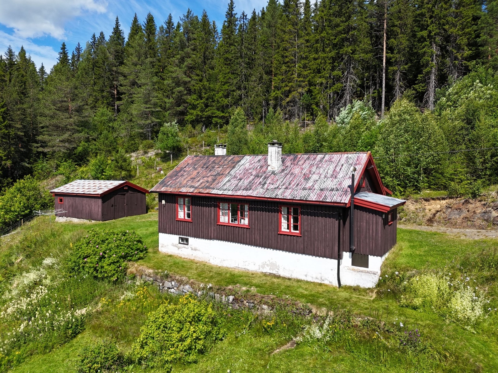 Hytte og uthus sett fra sør. Galleribilde