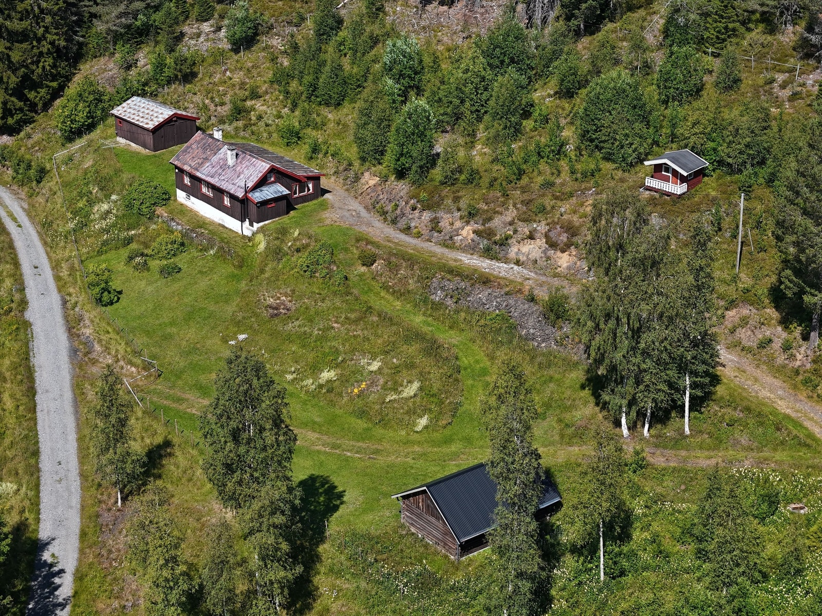 Bilde av tun med alle byggene på eiendommen, sett fra sørøst. Galleribilde